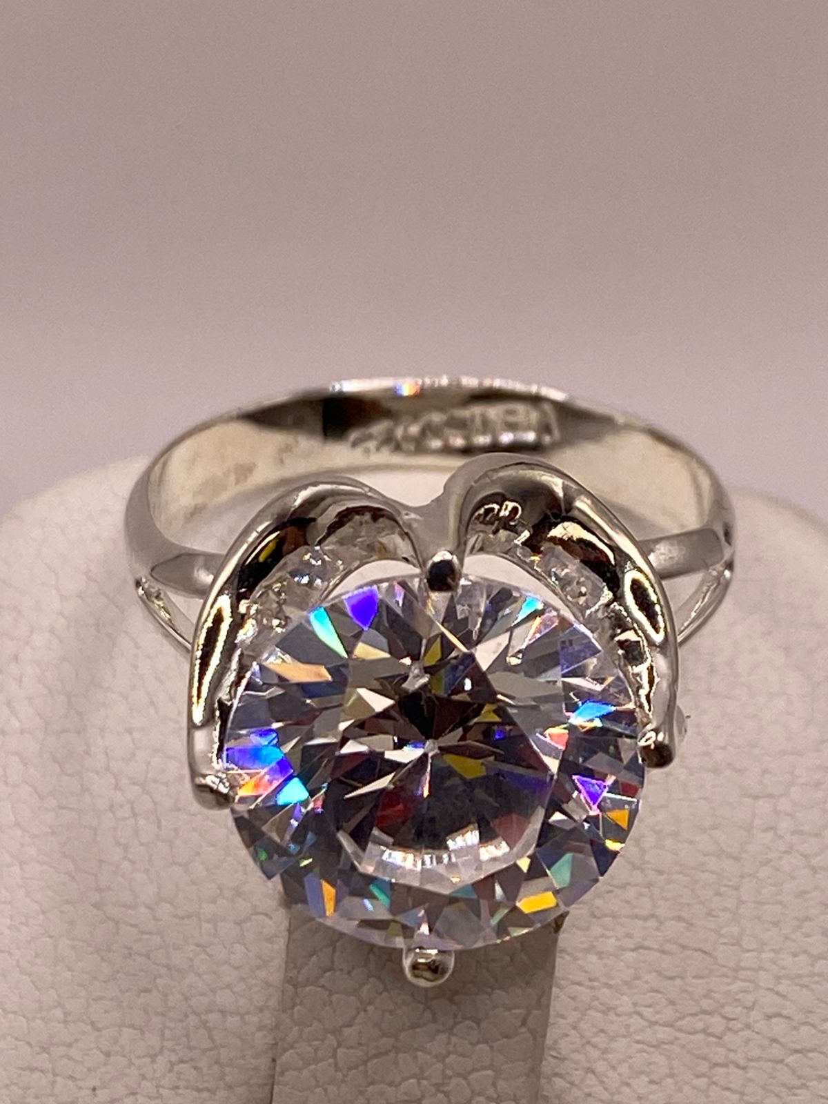 Anillo de Plata Ley 925 con Zirconia Cristal Corte Redondo Diseño Clásico Elegante