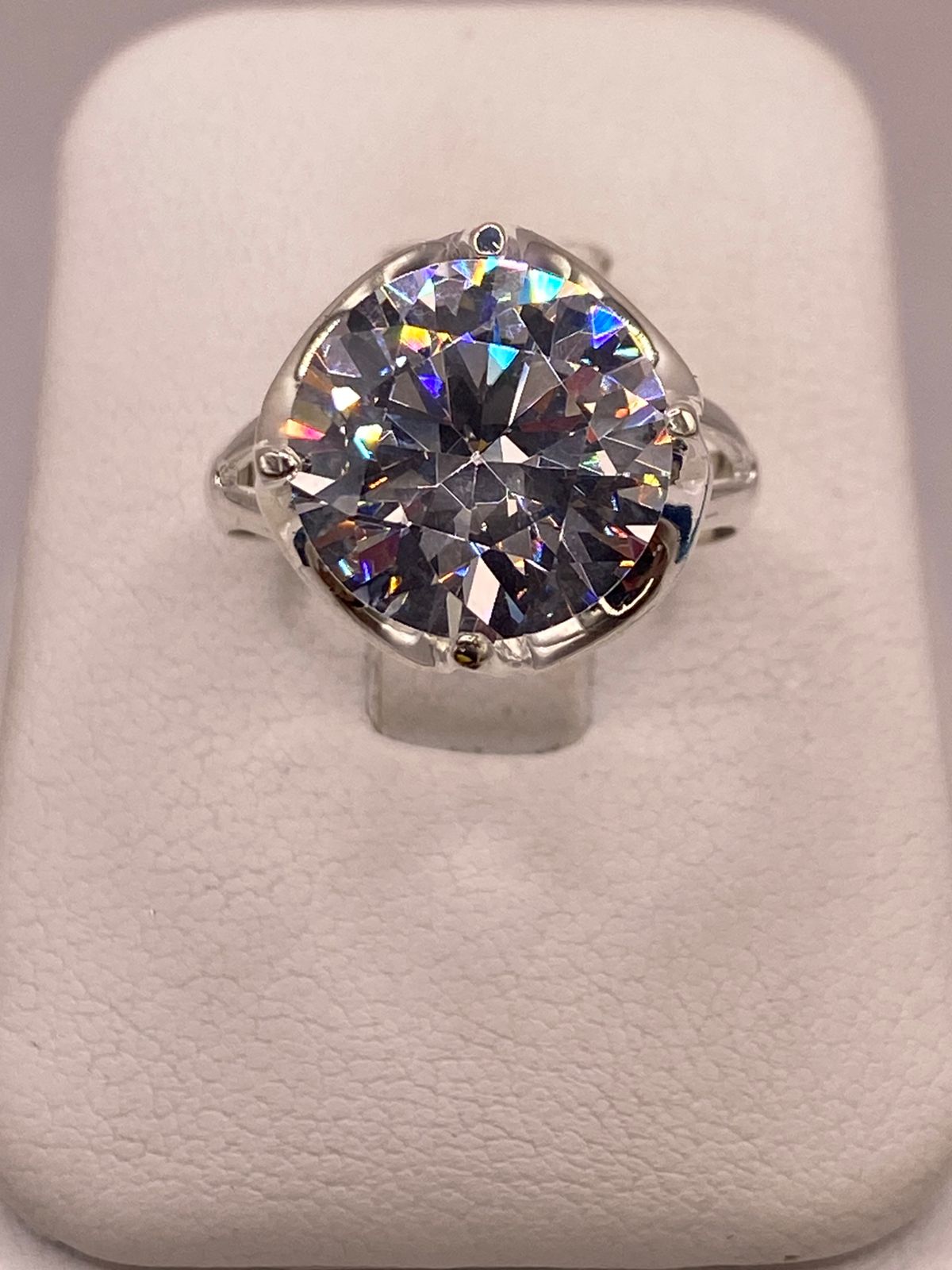 Anillo de Plata Ley 925 con Zirconia Cristal Corte Redondo Diseño Clásico Elegante