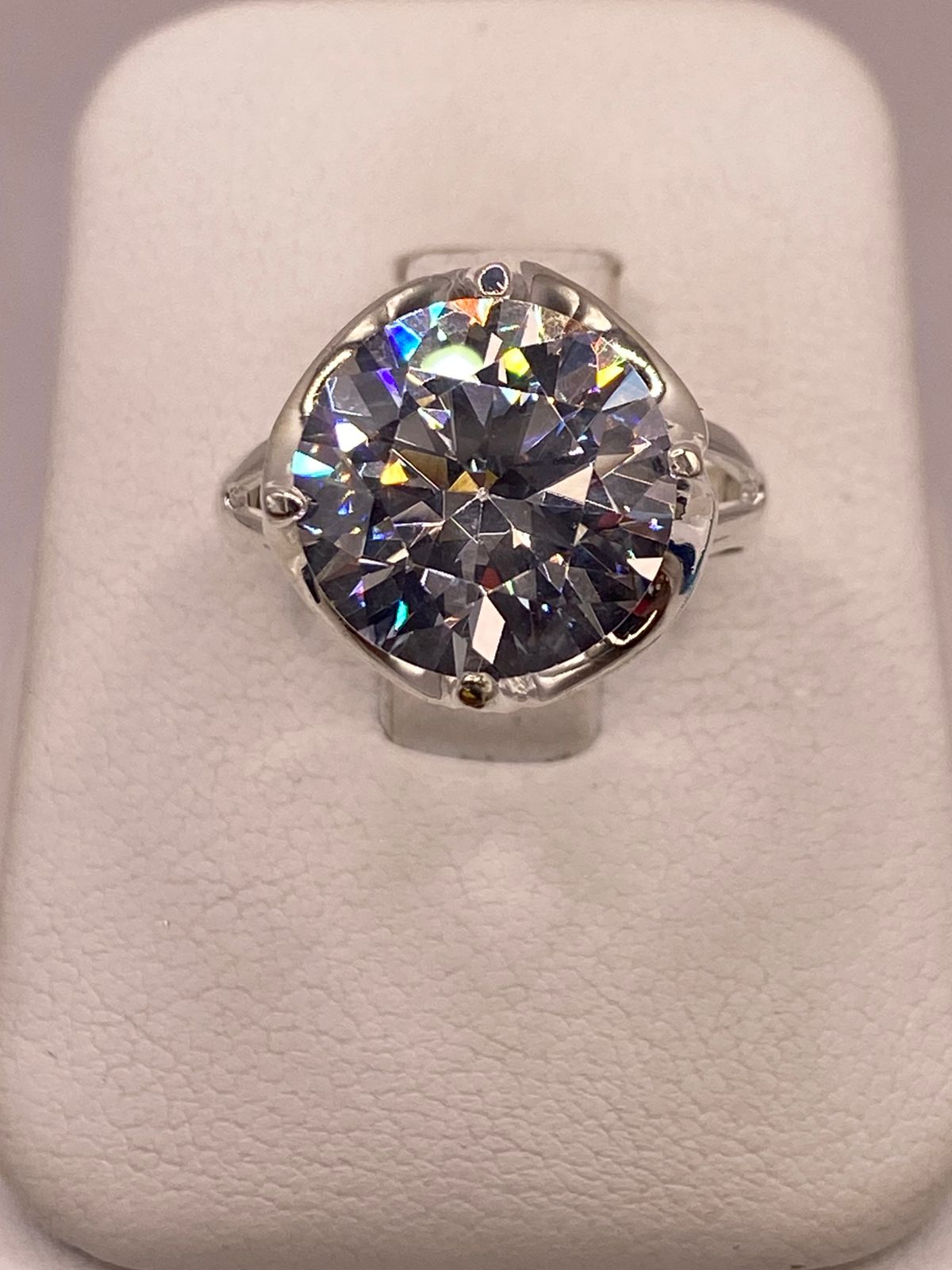 Anillo de Plata Ley 925 con Zirconia Cristal Corte Redondo Diseño Clásico Elegante