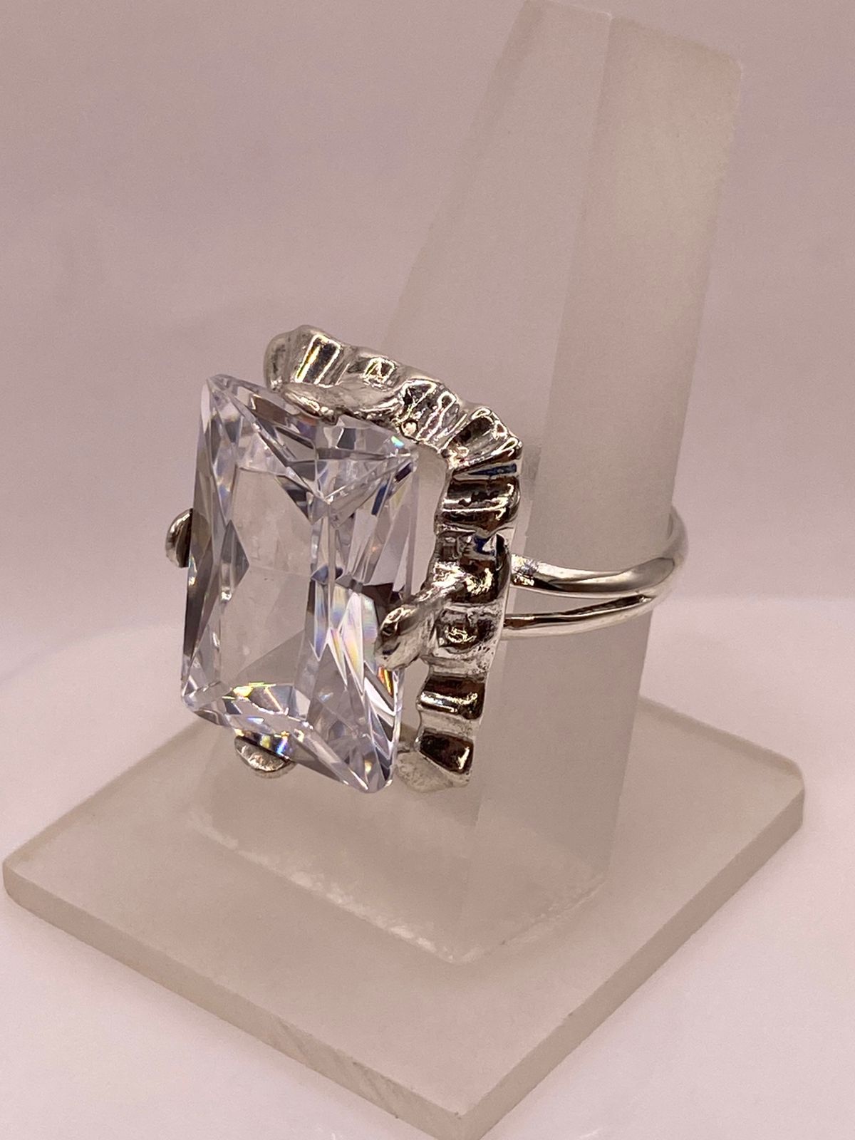Anillo de Plata Ley 925 con Zirconia Cristal Diseño Escultural