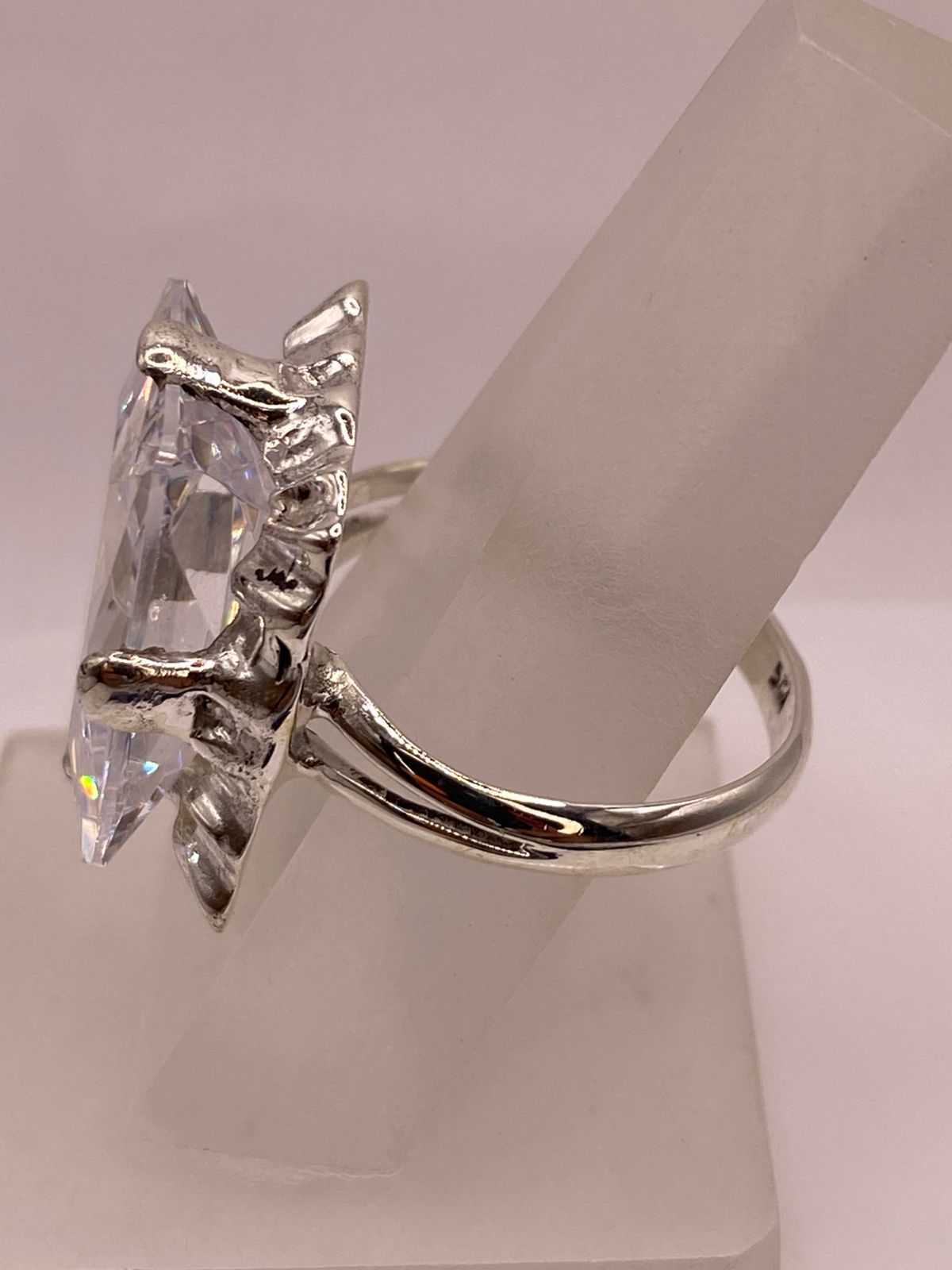 Anillo de Plata Ley 925 con Zirconia Cristal Diseño Escultural