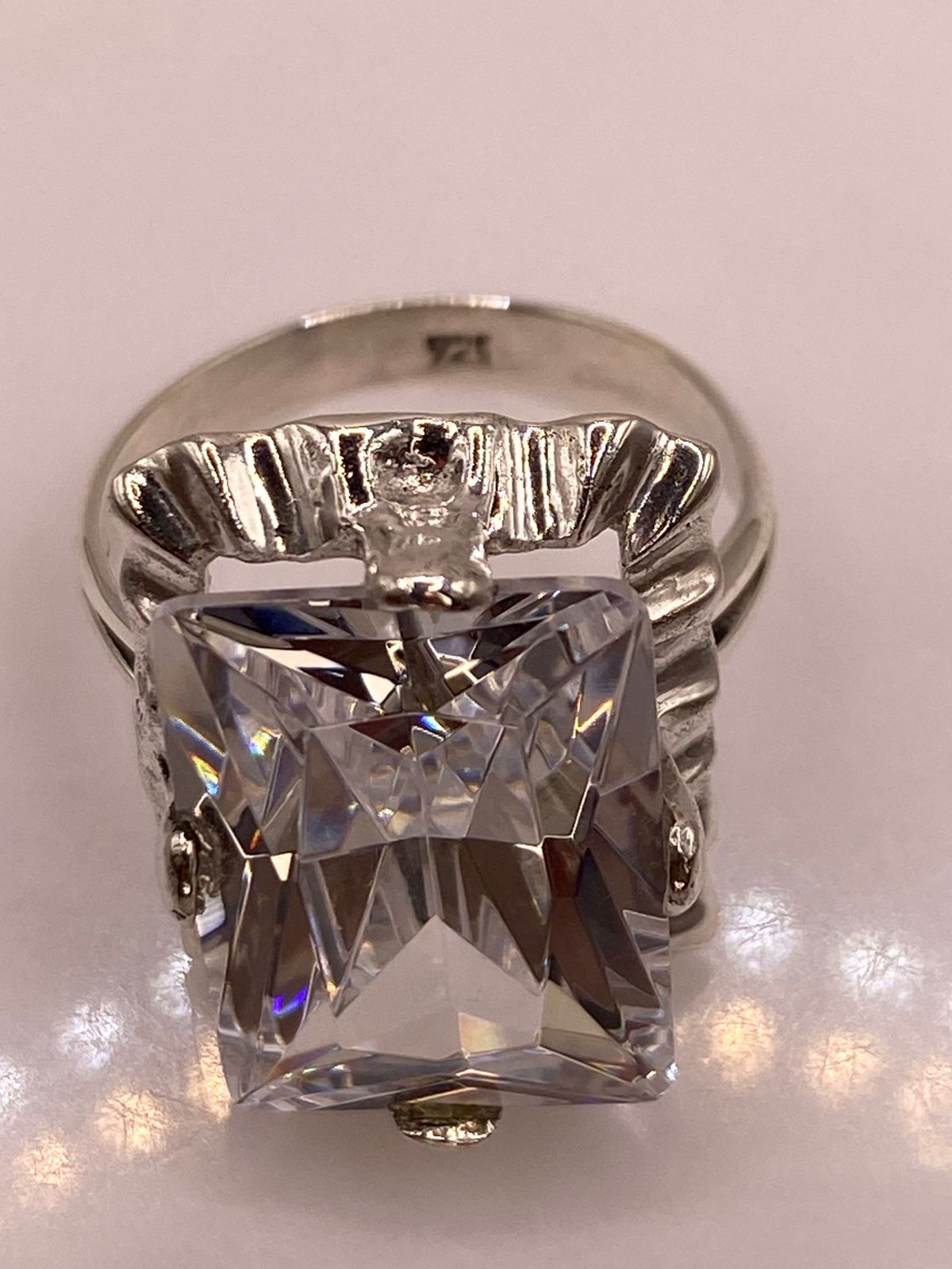 Anillo de Plata Ley 925 con Zirconia Cristal Diseño Escultural