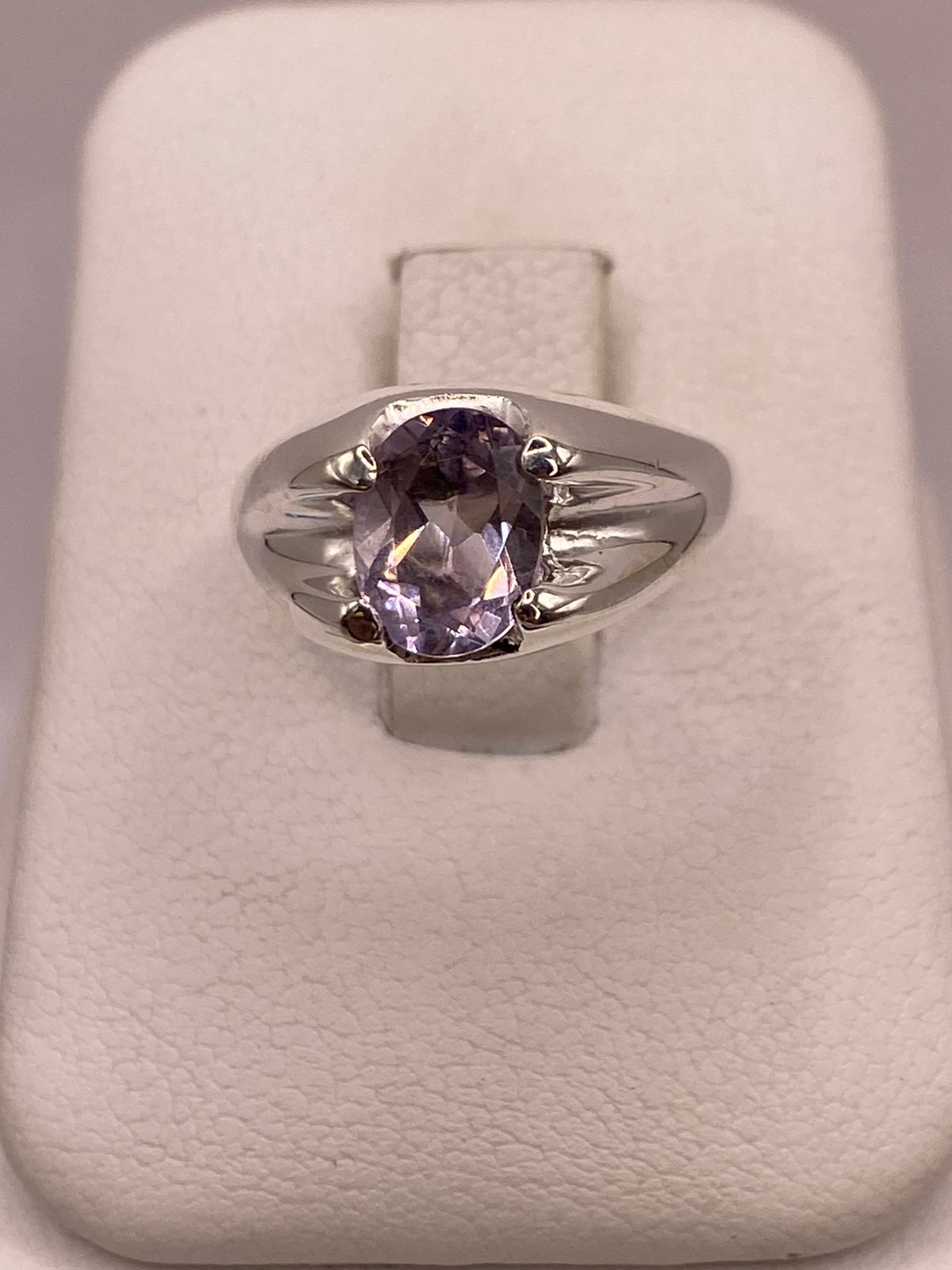 Anillo de Plata Ley 925 con Zirconia Lila Corte Oval Diseño Clásico Moderno