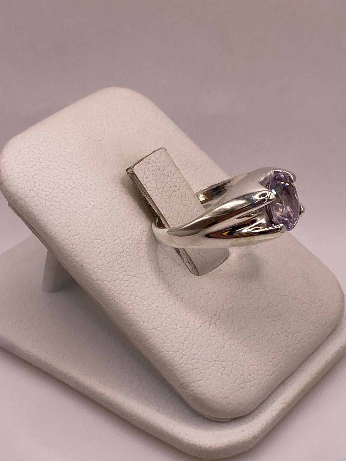 Anillo de Plata Ley 925 con Zirconia Lila Corte Oval Diseño Clásico Moderno