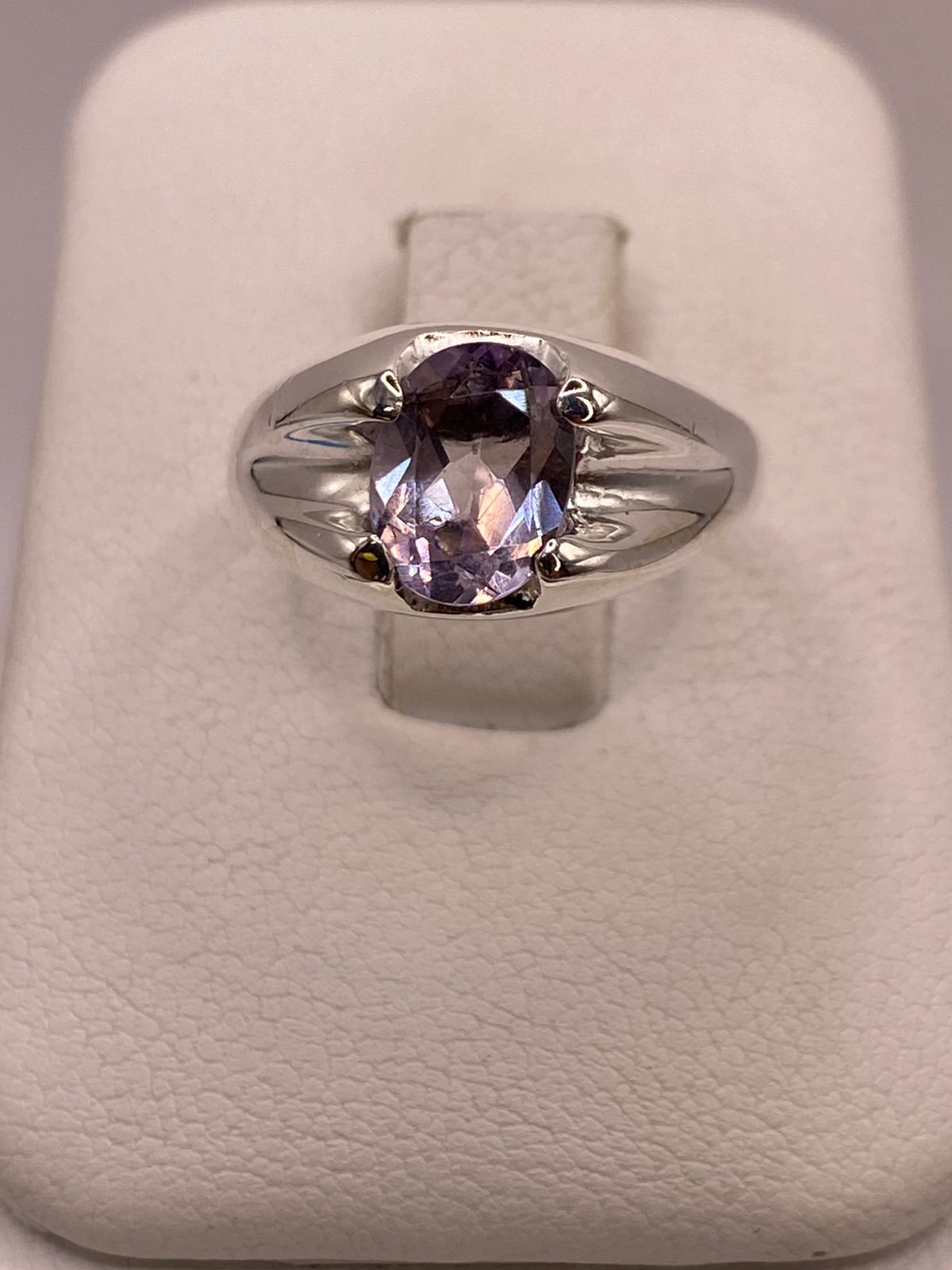 Anillo de Plata Ley 925 con Zirconia Lila Corte Oval Diseño Clásico Moderno
