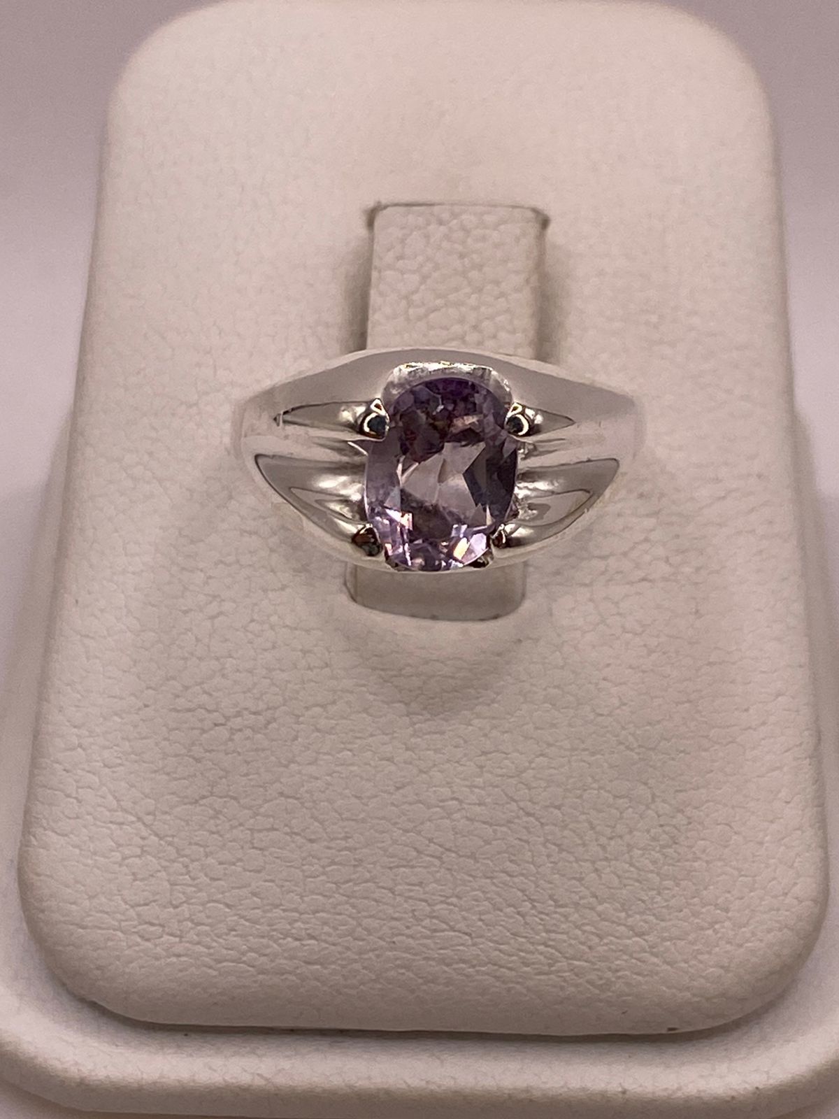 Anillo de Plata Ley 925 con Zirconia Lila Corte Oval Diseño Clásico Moderno