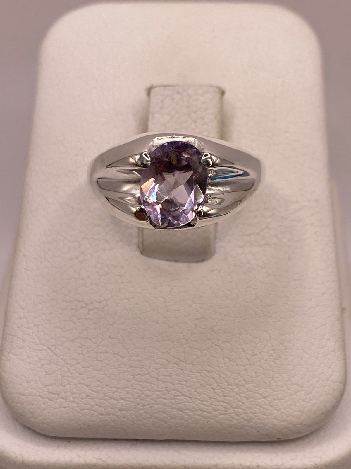 Anillo de Plata Ley 925 con Zirconia Lila Corte Oval Diseño Clásico Moderno