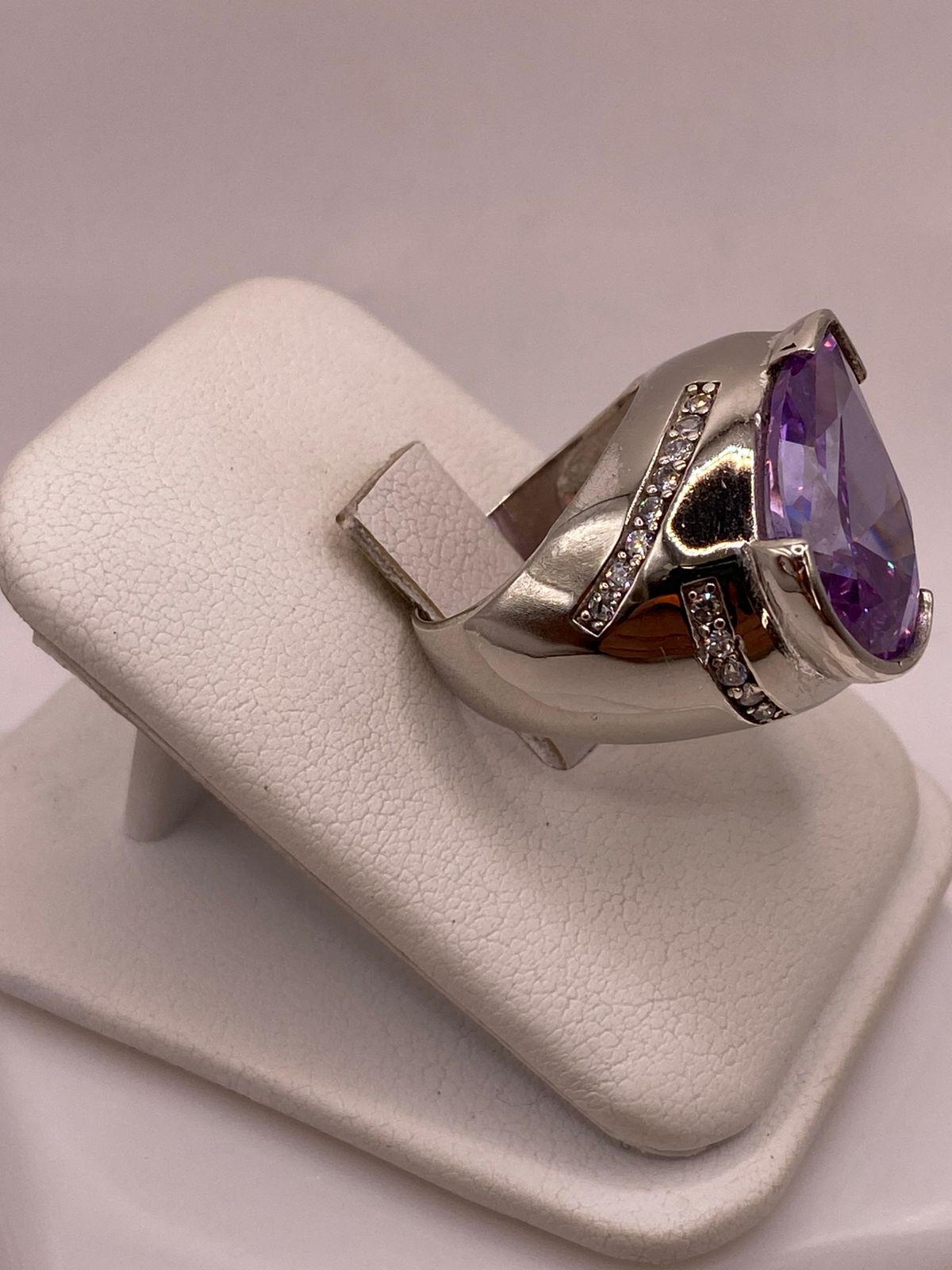 Anillo de Plata Ley 925 con Zirconia Morada en Forma de Gota