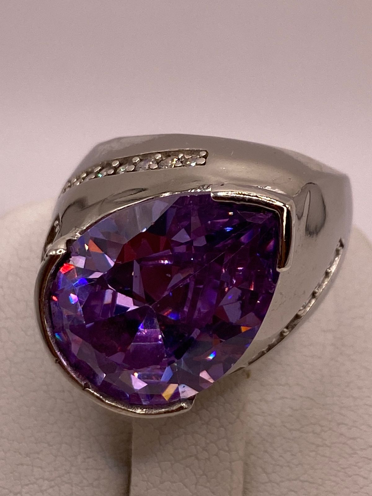 Anillo de Plata Ley 925 con Zirconia Morada en Forma de Gota