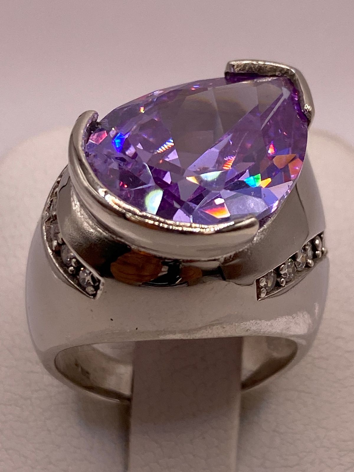 Anillo de Plata Ley 925 con Zirconia Morada en Forma de Gota