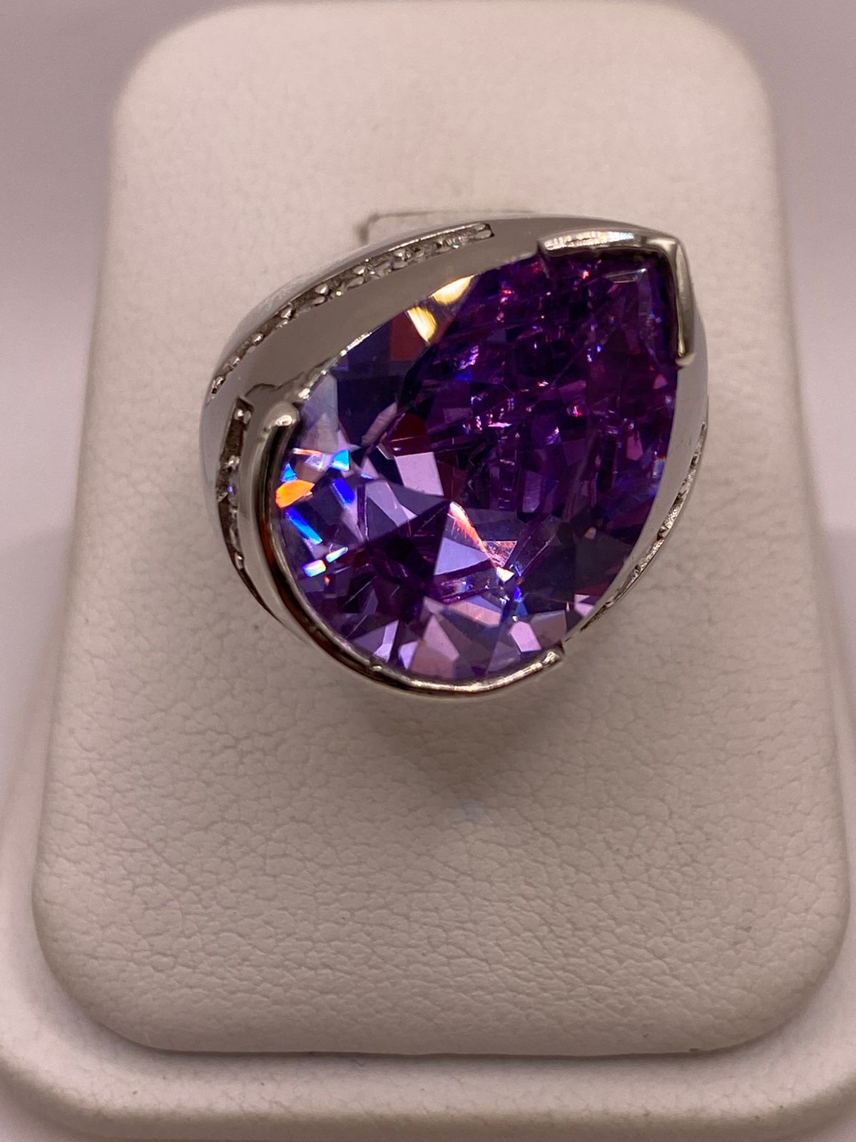 Anillo de Plata Ley 925 con Zirconia Morada en Forma de Gota