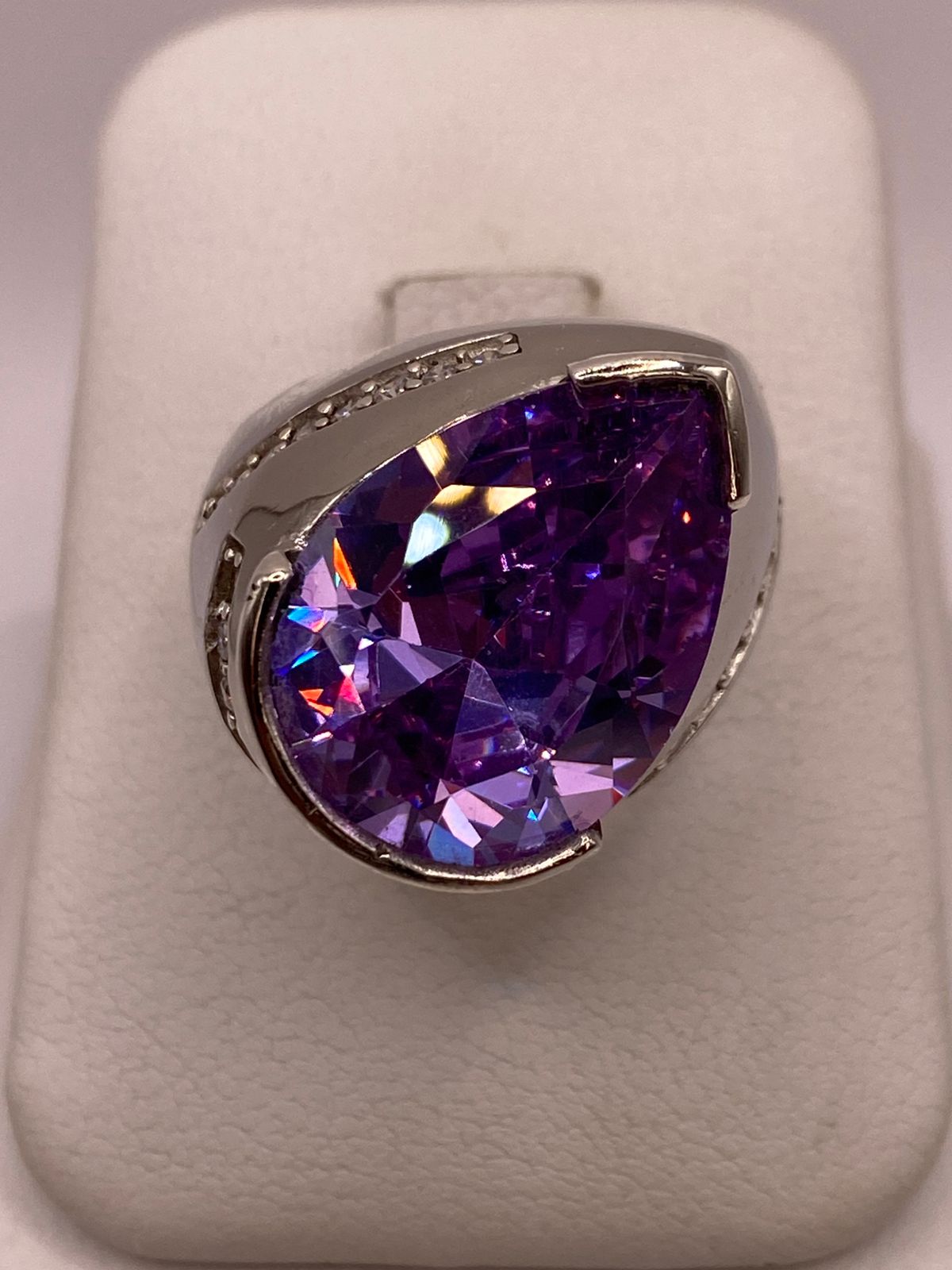Anillo de Plata Ley 925 con Zirconia Morada en Forma de Gota