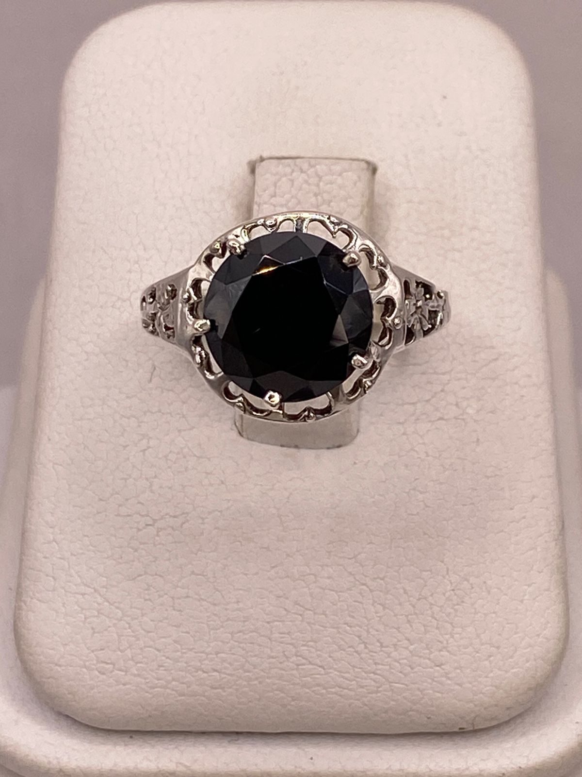 ANILLO DE PLATA LEY 925 CON ZIRCONIA NEGRA Y CORAZONES CALADOS