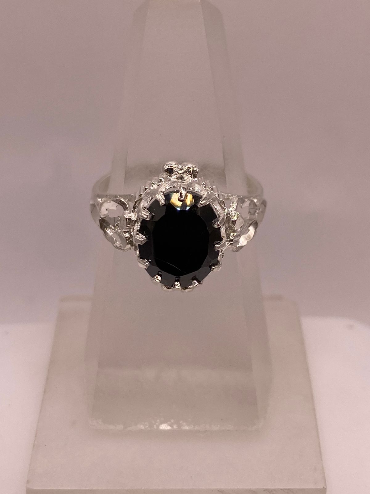 Anillo de Plata Ley 925 con Zirconia Negra Ovalada Diseño Escultural