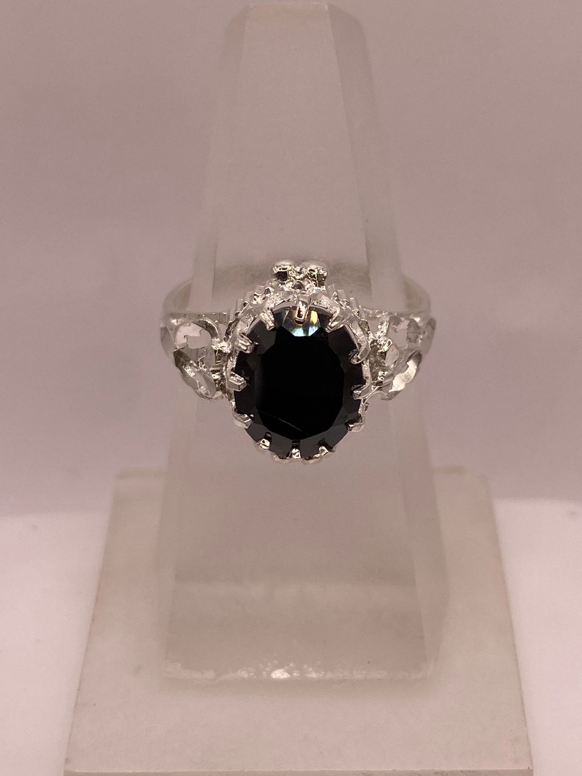 Anillo de Plata Ley 925 con Zirconia Negra Ovalada Diseño Escultural