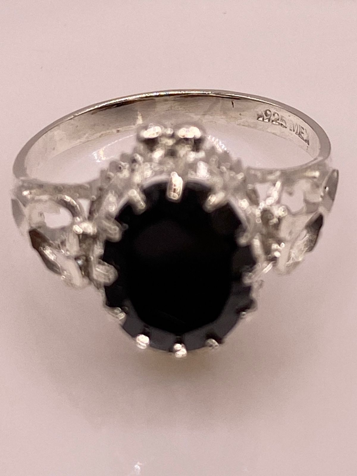 Anillo de Plata Ley 925 con Zirconia Negra Ovalada Diseño Escultural