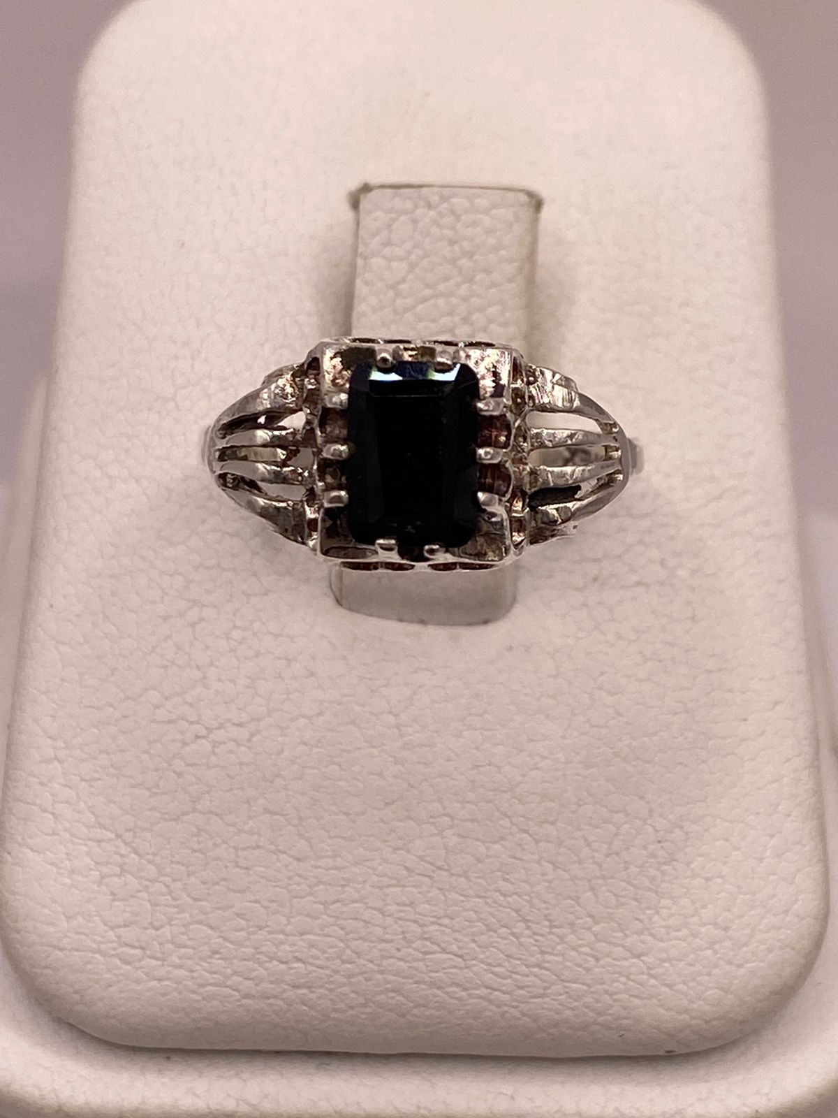 ANILLO DE PLATA LEY 925 CON ZIRCONIA NEGRA RECTANGULAR