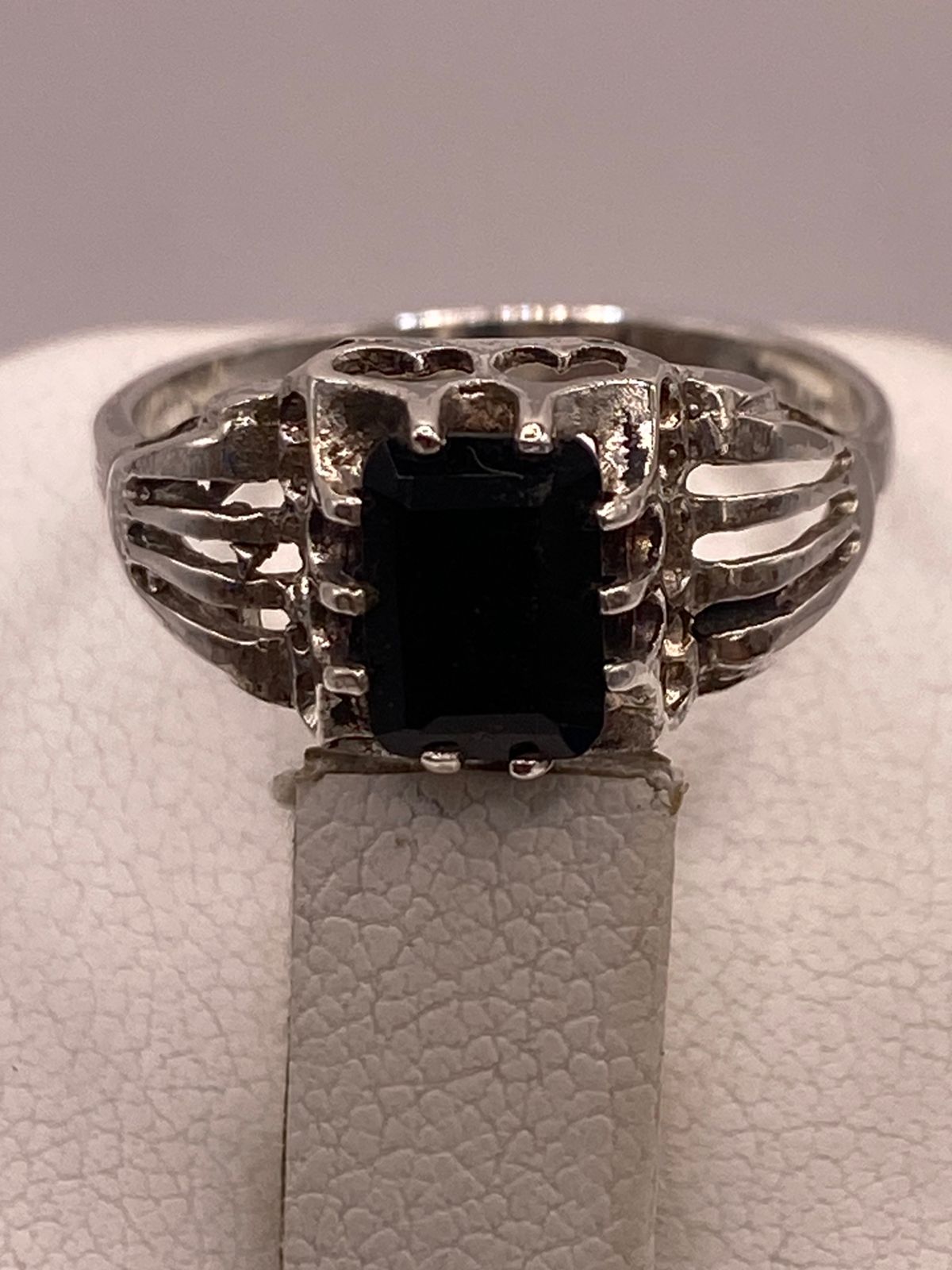 ANILLO DE PLATA LEY 925 CON ZIRCONIA NEGRA RECTANGULAR