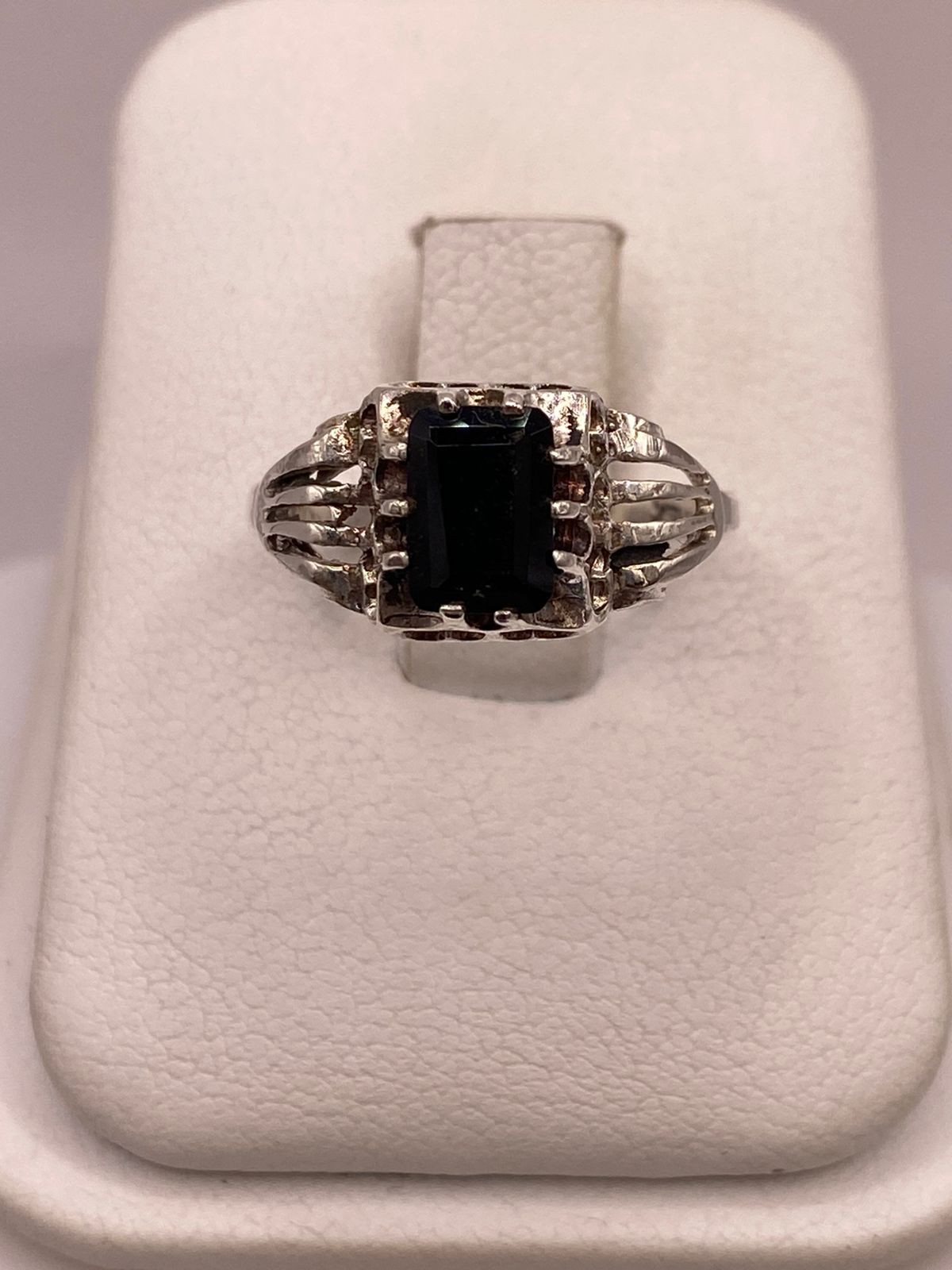 ANILLO DE PLATA LEY 925 CON ZIRCONIA NEGRA RECTANGULAR