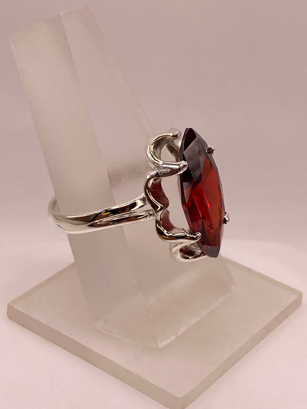 Anillo de Plata Ley 925 con Zirconia Roja Corte Marquesa Diseño Elegante
