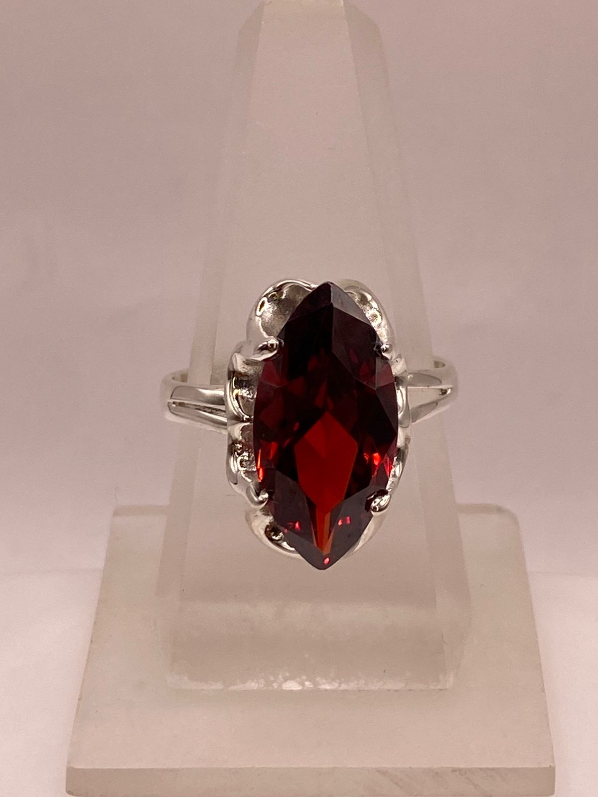 Anillo de Plata Ley 925 con Zirconia Roja Corte Marquesa Diseño Elegante