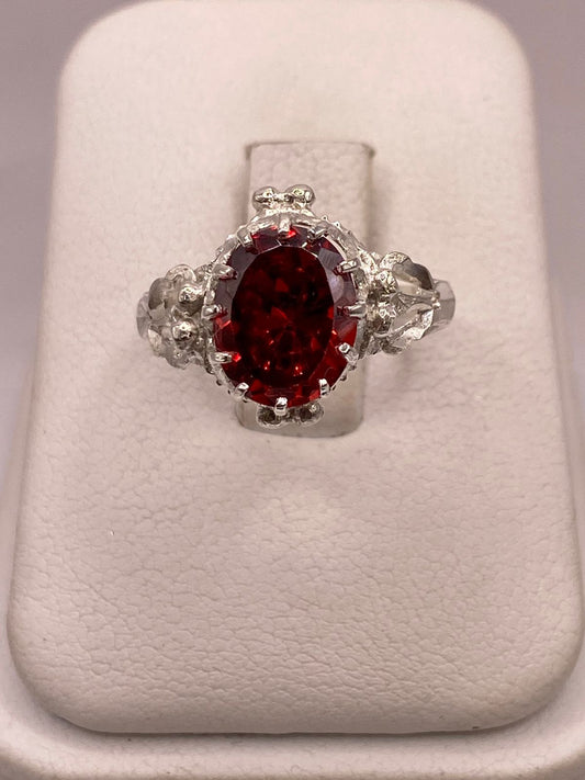 Anillo de Plata Ley 925 con Zirconia Roja Corte Oval Diseño Clásico Vintage — detalle de acabado
