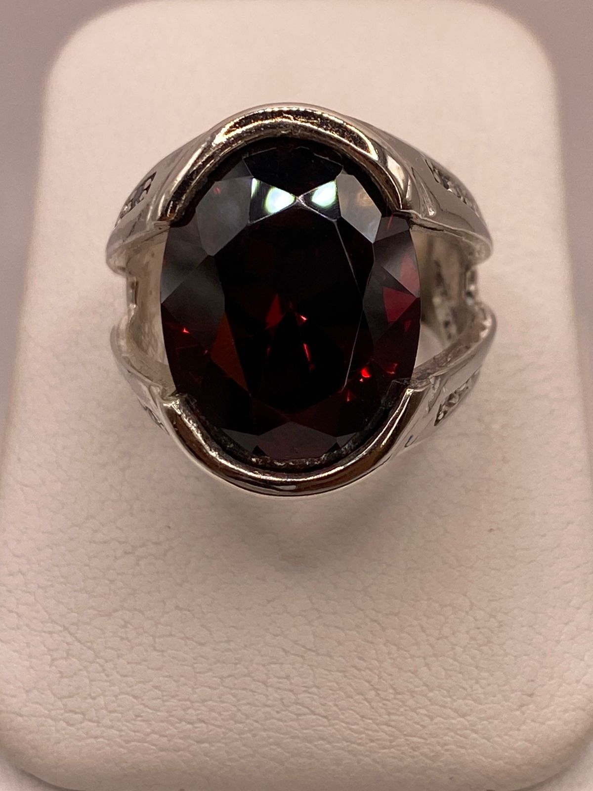 Anillo de Plata Ley 925 con Zirconia Roja Corte Oval Diseño Elegante