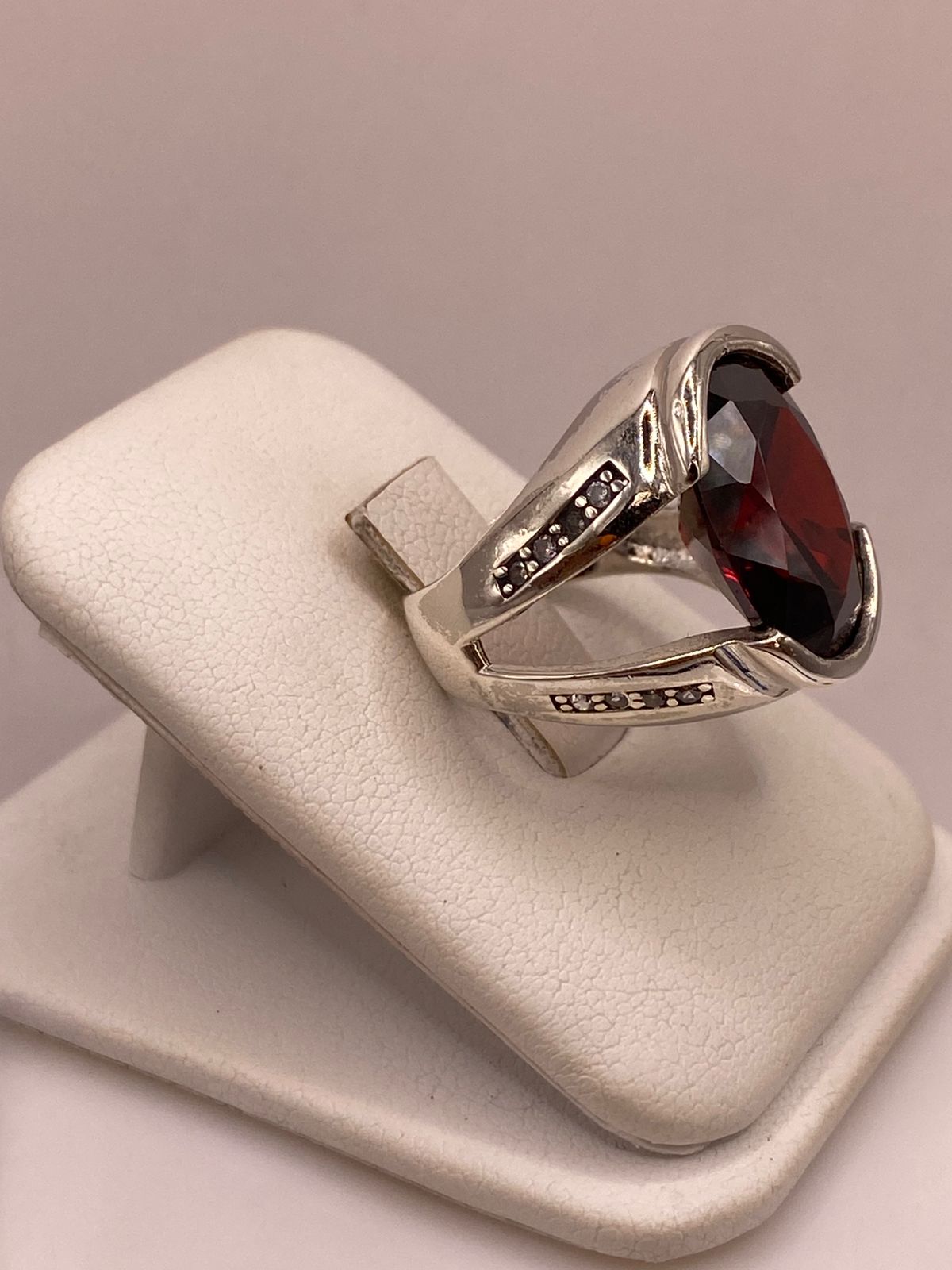 Anillo de Plata Ley 925 con Zirconia Roja Corte Oval Diseño Elegante