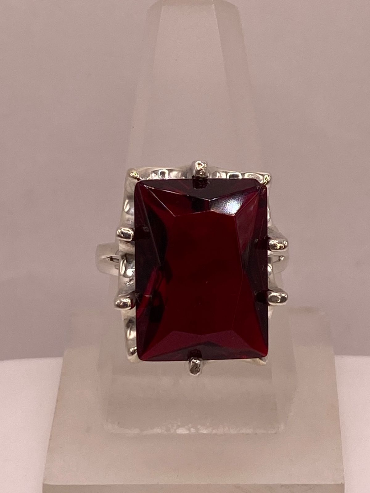 Anillo de Plata Ley 925 con Zirconia Roja Corte Princesa