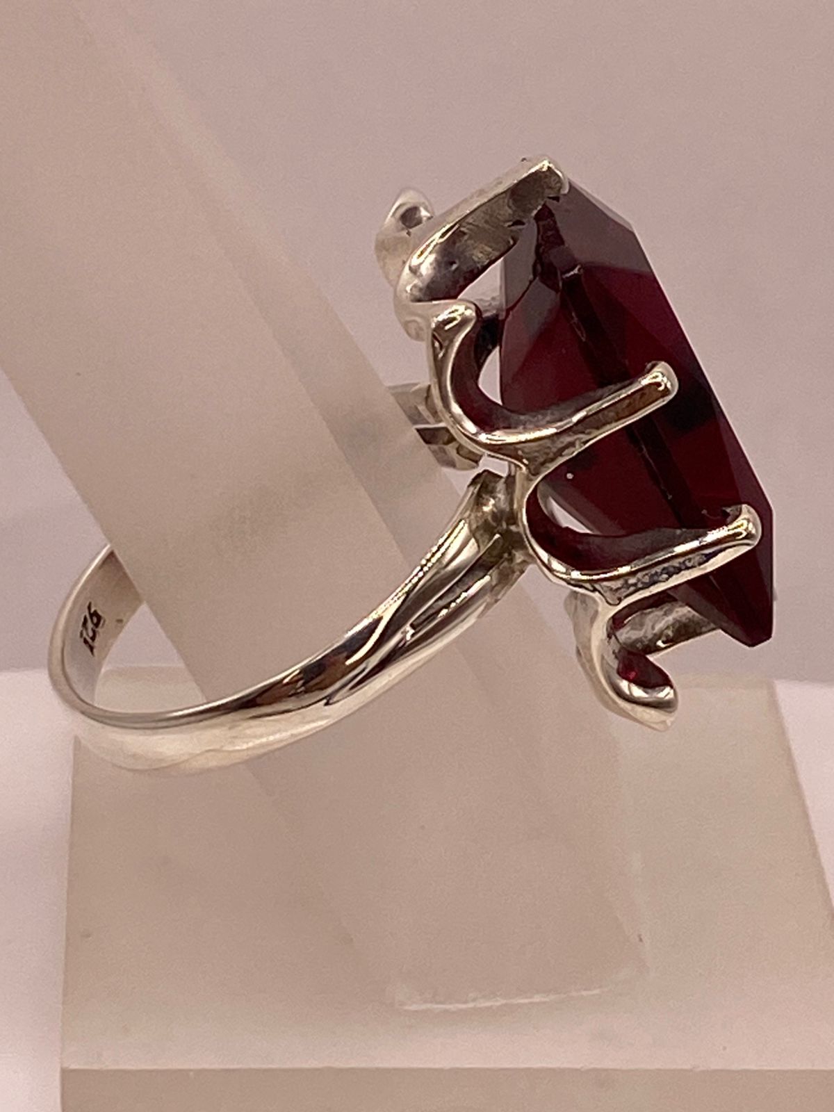 Anillo de Plata Ley 925 con Zirconia Roja Corte Princesa