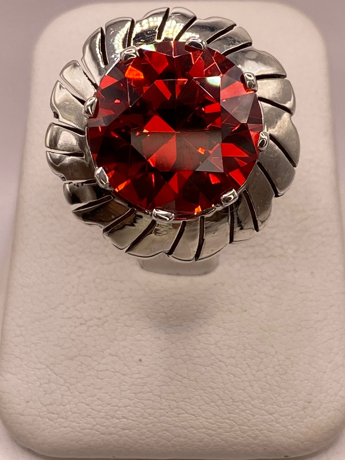 Anillo de Plata Ley 925 con Zirconia Roja Corte Redondo Diseño Floral