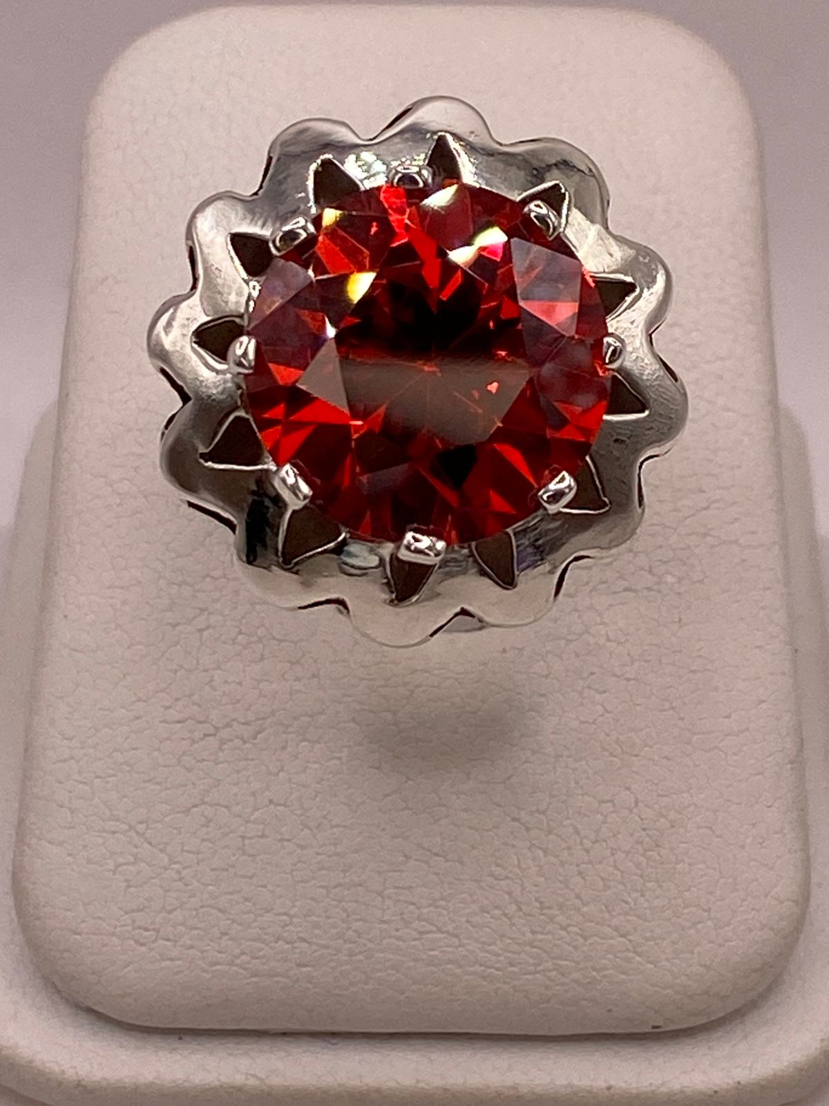 Anillo de Plata Ley 925 con Zirconia Roja Diseño Floral