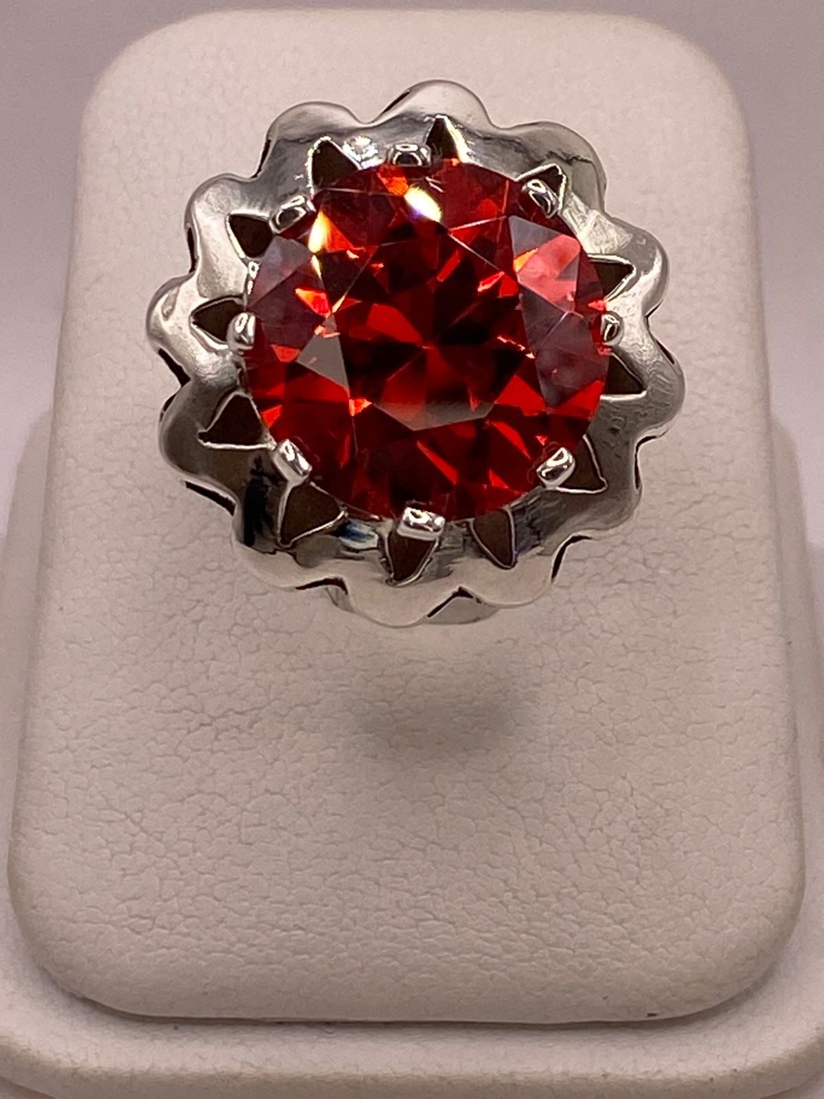 Anillo de Plata Ley 925 con Zirconia Roja Diseño Floral
