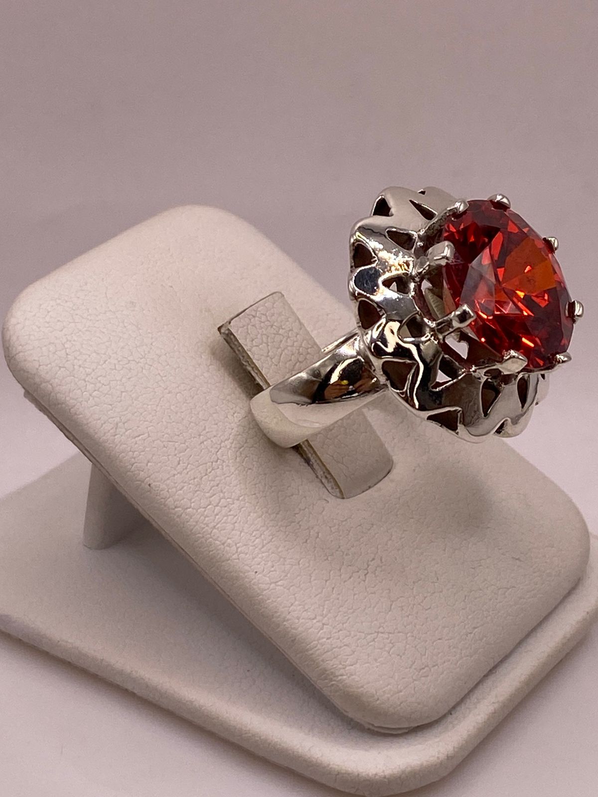 Anillo de Plata Ley 925 con Zirconia Roja Diseño Floral