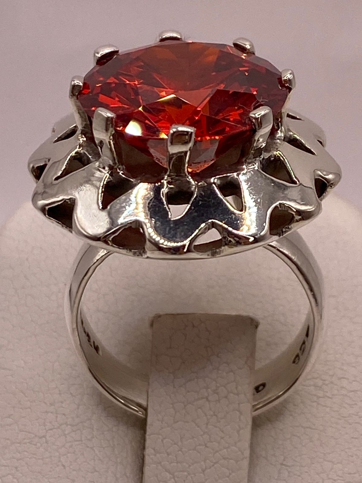Anillo de Plata Ley 925 con Zirconia Roja Diseño Floral