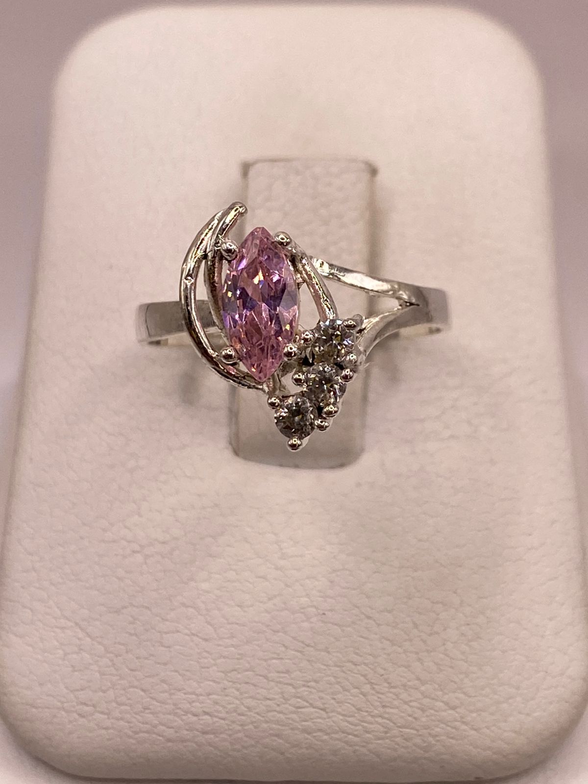Anillo de Plata Ley 925 con Zirconia Rosa Corte Marquesa