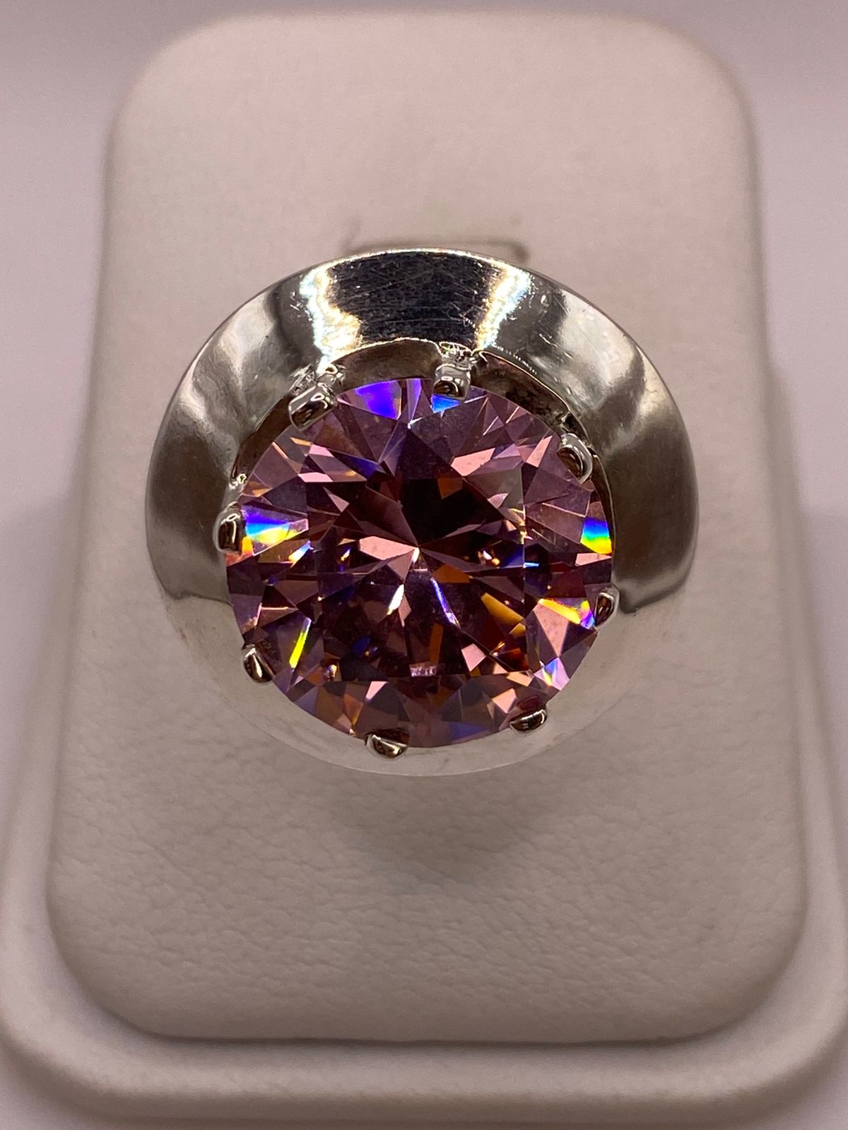 Anillo de Plata Ley 925 con Zirconia Rosa Corte Redondo Diseño Escultural