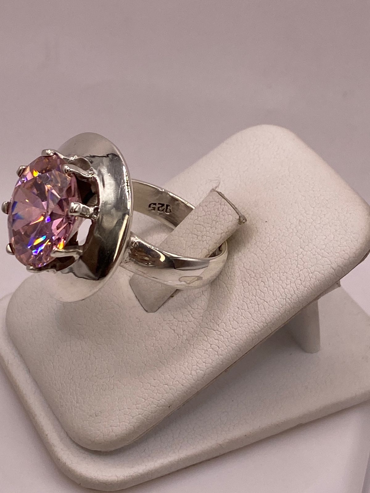 Anillo de Plata Ley 925 con Zirconia Rosa Corte Redondo Diseño Escultural