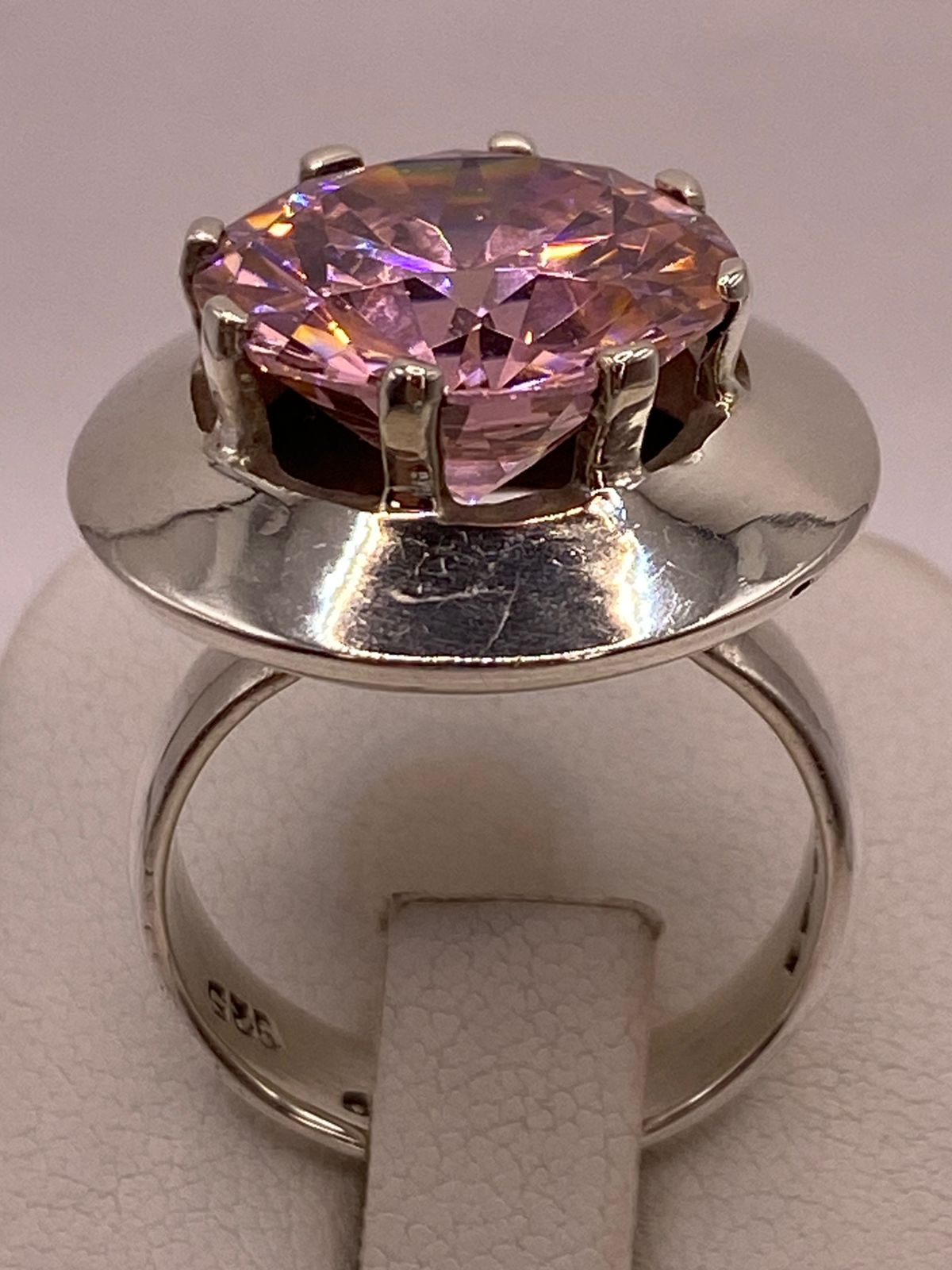 Anillo de Plata Ley 925 con Zirconia Rosa Corte Redondo Diseño Escultural