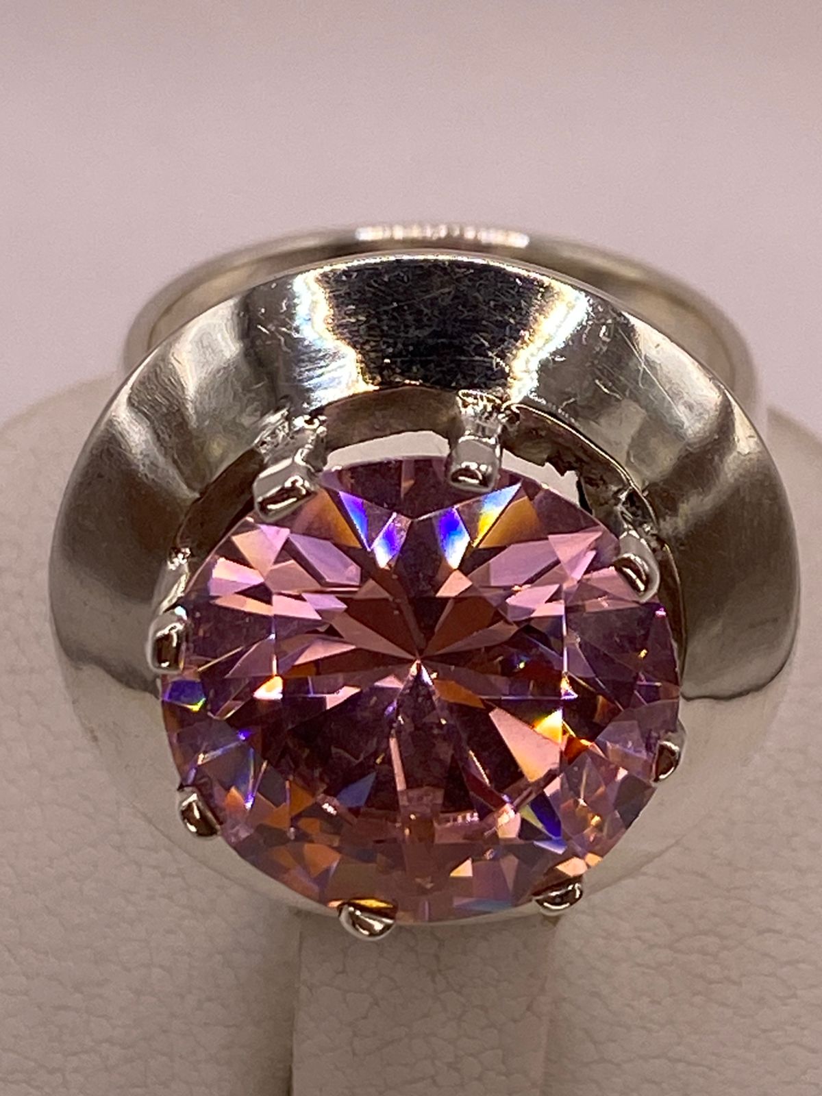 Anillo de Plata Ley 925 con Zirconia Rosa Corte Redondo Diseño Escultural