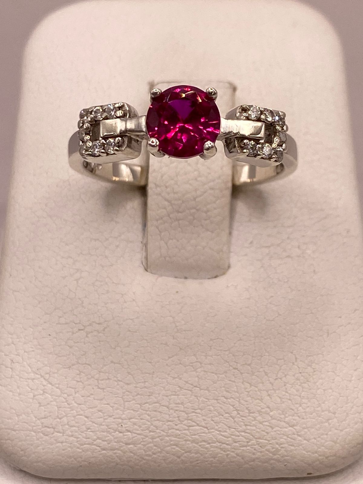 Anillo de Plata Ley 925 con Zirconia Rosa Diseño Elegante