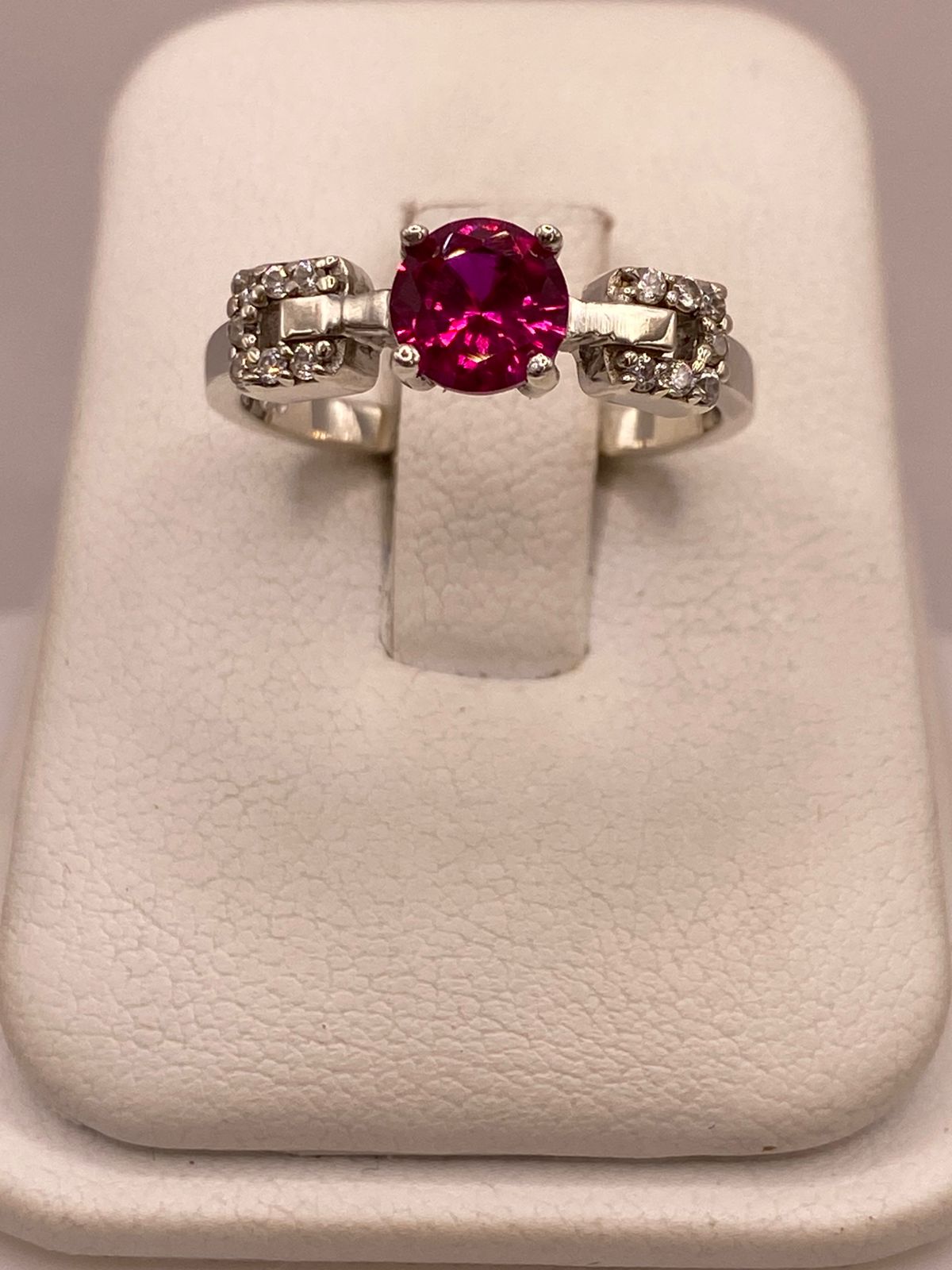Anillo de Plata Ley 925 con Zirconia Rosa Diseño Elegante