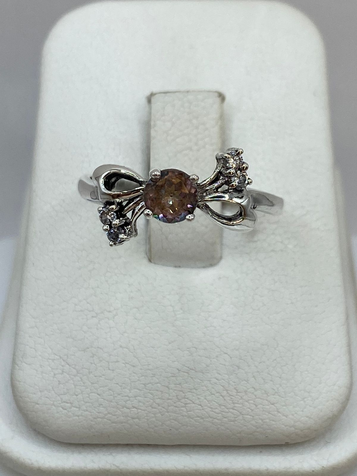 Anillo de Plata Ley 925 con Zirconia Tornasol y Detalles Laterales
