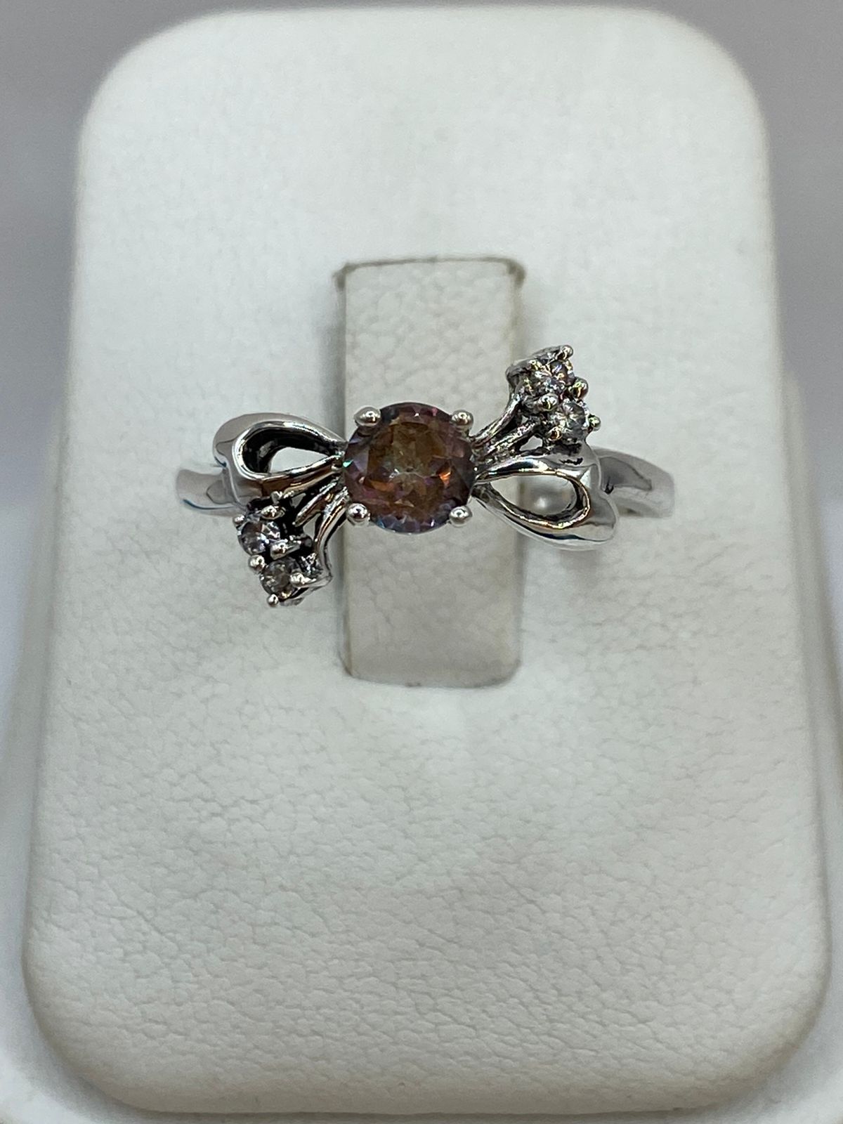 Anillo de Plata Ley 925 con Zirconia Tornasol y Detalles Laterales