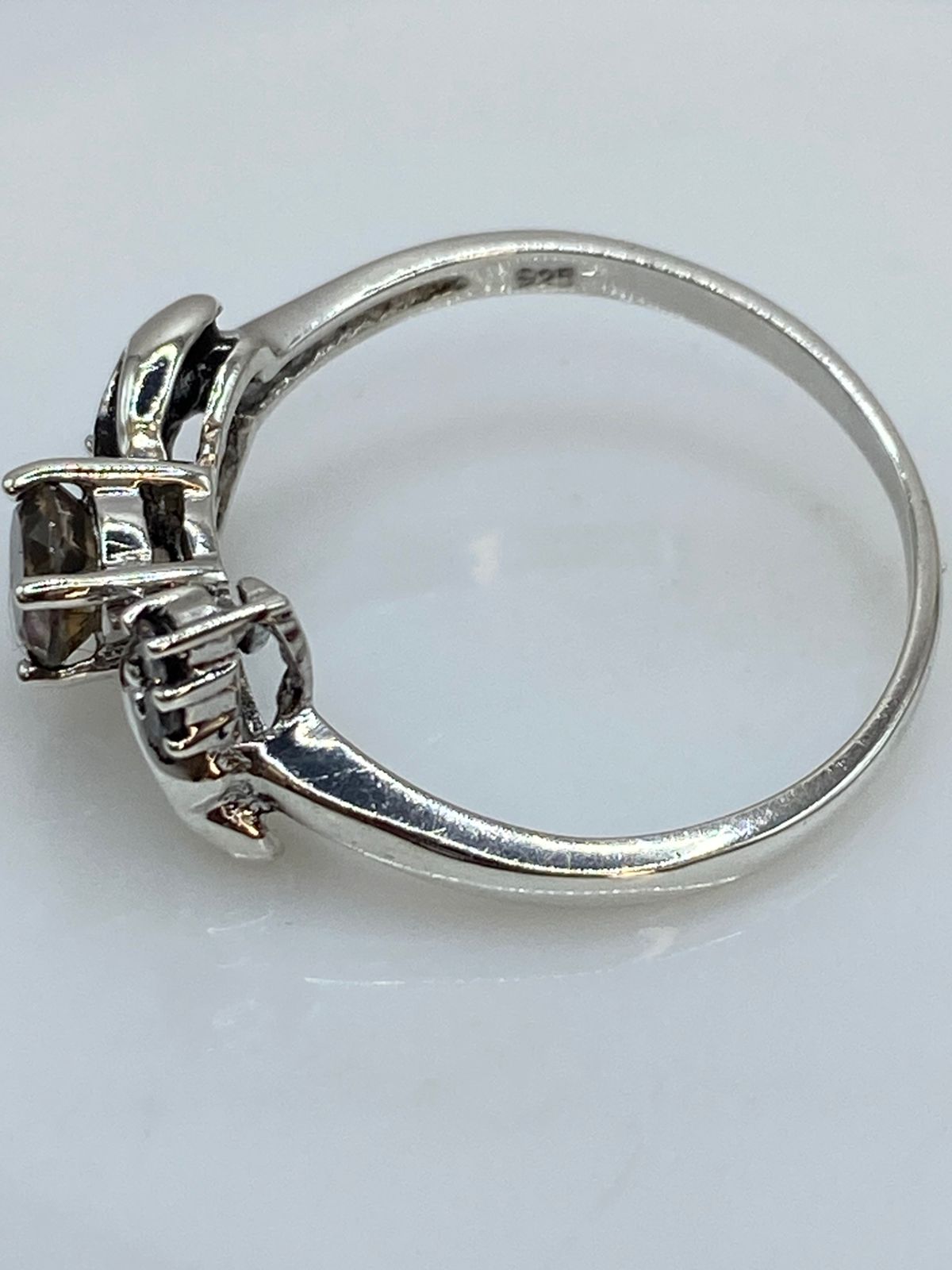 Anillo de Plata Ley 925 con Zirconia Tornasol y Detalles Laterales