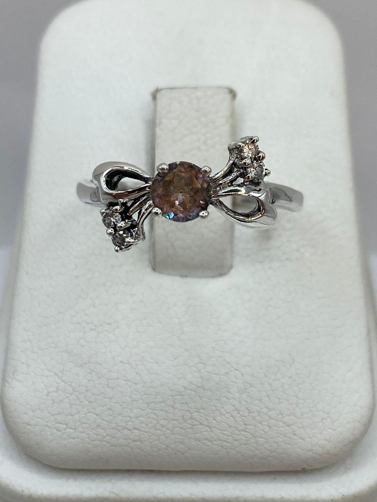 Anillo de Plata Ley 925 con Zirconia Tornasol y Detalles Laterales