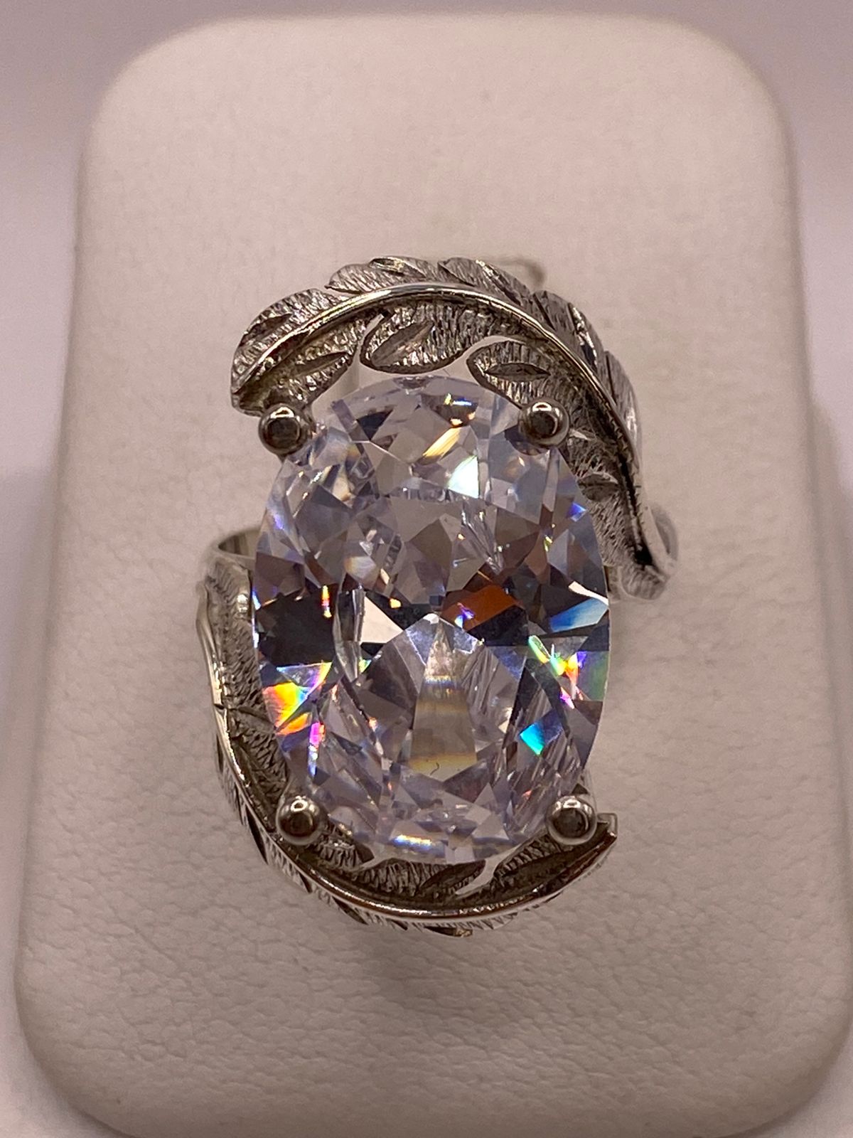 Anillo de Plata Ley 925 con Zirconia Transparente Ovalada y Diseño de Hojas