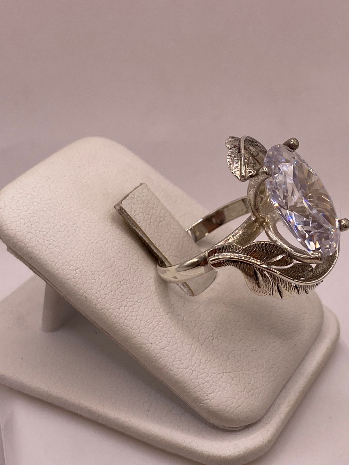 Anillo de Plata Ley 925 con Zirconia Transparente Ovalada y Diseño de Hojas