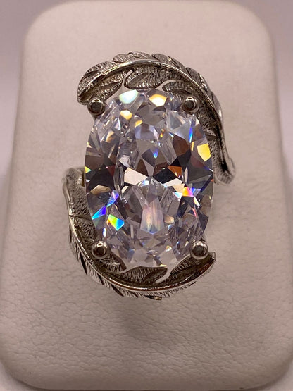 Anillo de Plata Ley 925 con Zirconia Transparente Ovalada y Diseño de Hojas, vista superior