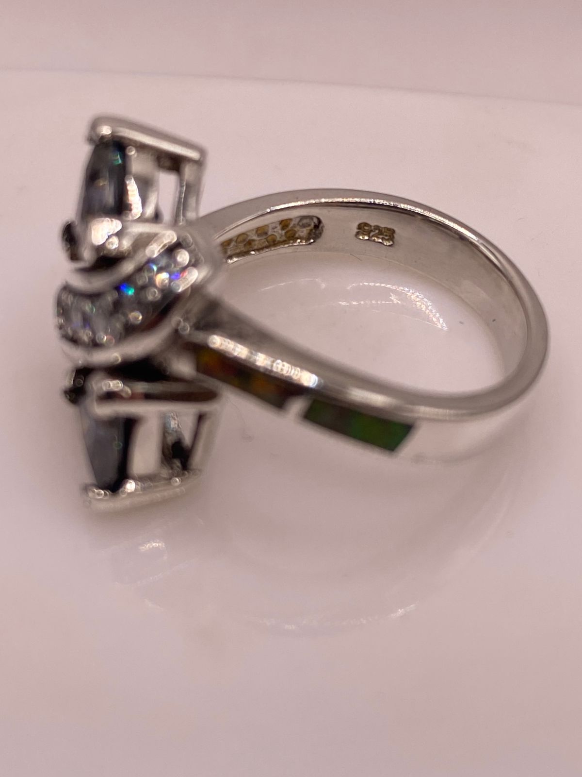 ANILLO DE PLATA LEY 925 CON ZIRCONIAS TRILLON OSCURAS, ÓPALO DE FUEGO Y ZIRCONIAS